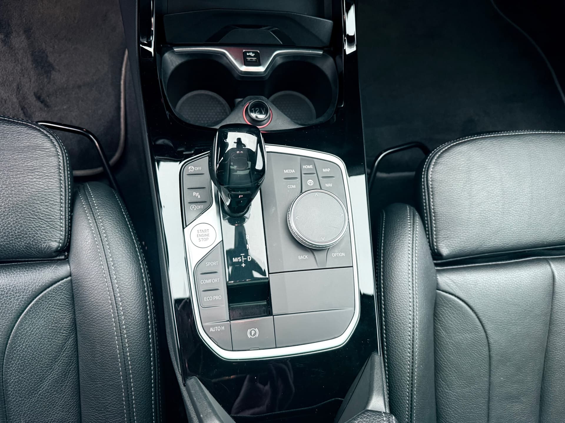 BMW 1-serie 118i High Executive Edition, Panoramadak,Apple Carplay/Android,Stoelverwarming,Navigatie,Achteruitrij camera thumbnail 19