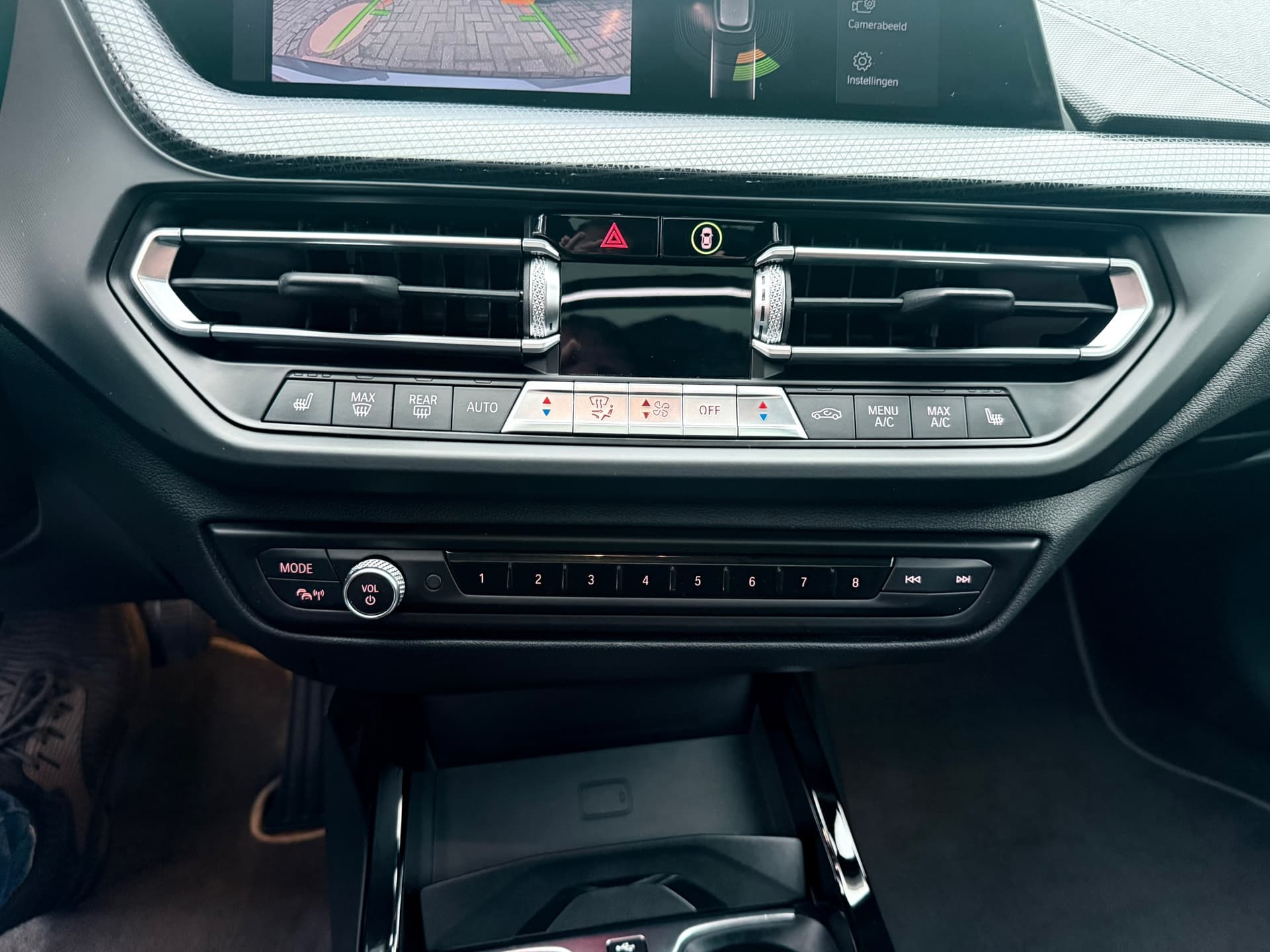 BMW 1-serie 118i High Executive Edition, Panoramadak,Apple Carplay/Android,Stoelverwarming,Navigatie,Achteruitrij camera thumbnail 23