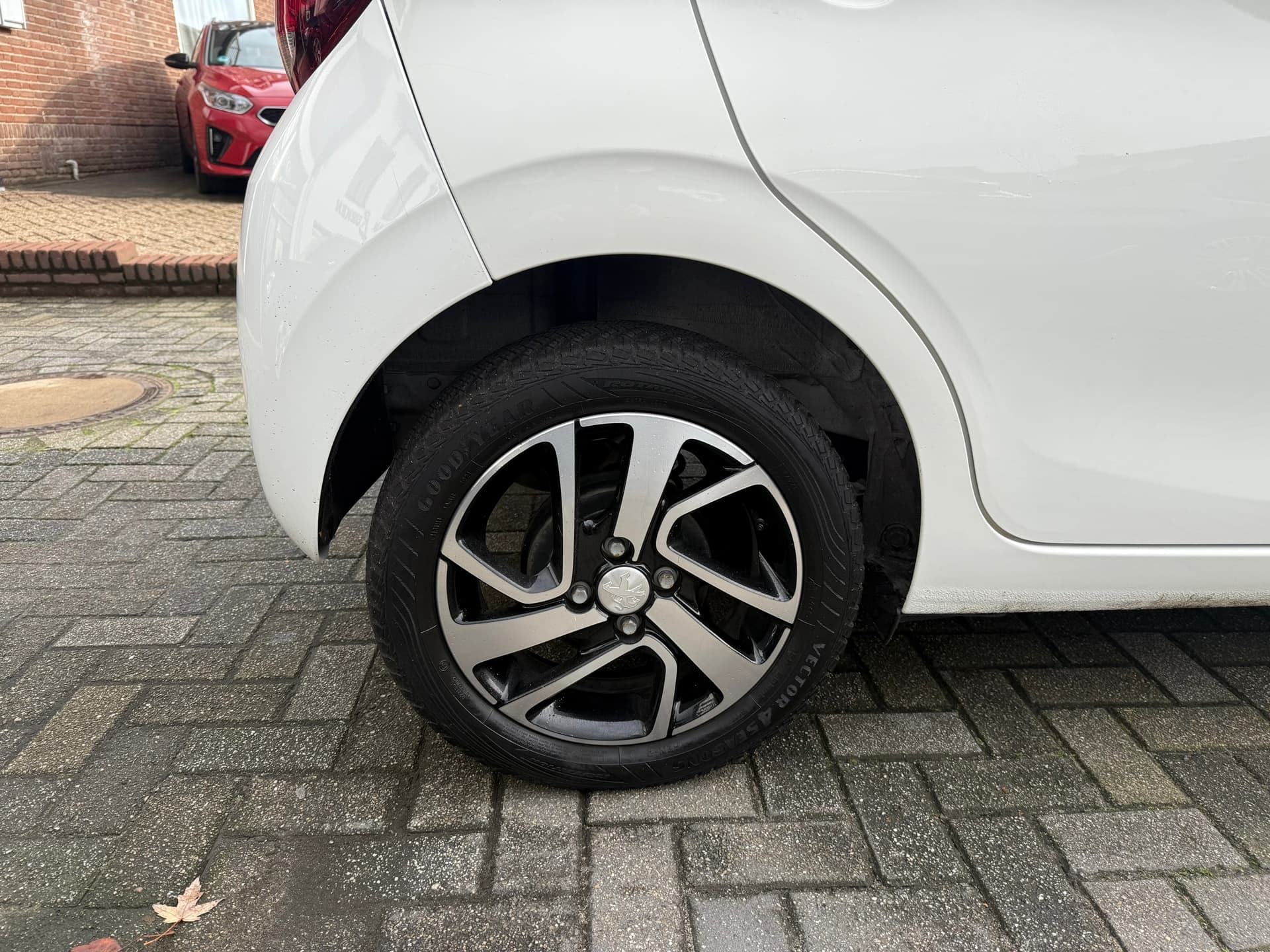 Peugeot 108 1.0 e-VTi Allure, Apple Carplay/Android Navigatie, Airco,Bluetooth telefoonvoorbereiding thumbnail 8