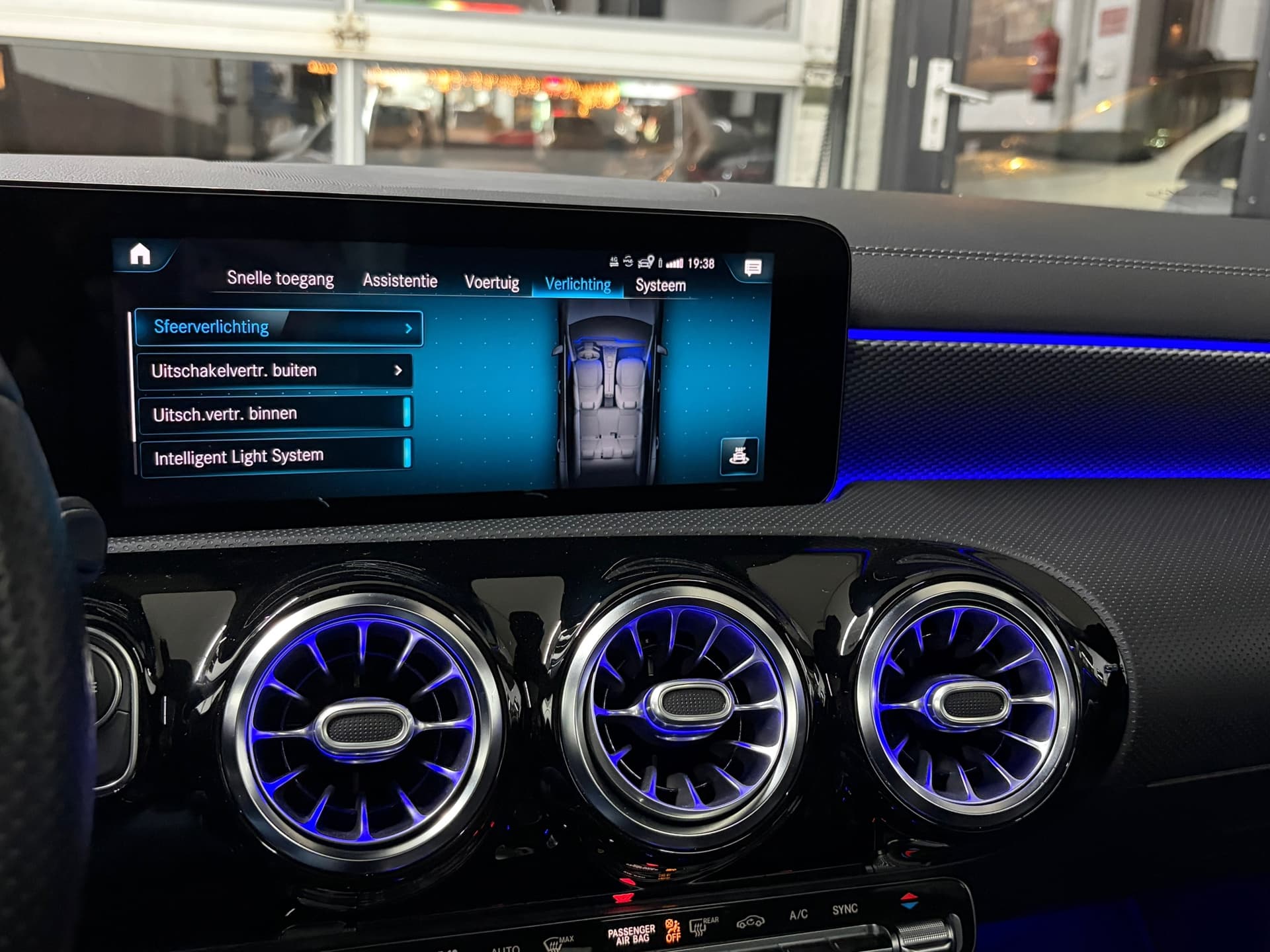 Mercedes-Benz CLA-klasse Shooting Brake 180 Business Solution Luxury,Schuif/kanteldak,AMG-stuurwiel,stoelverwarming,Vol leder thumbnail 28