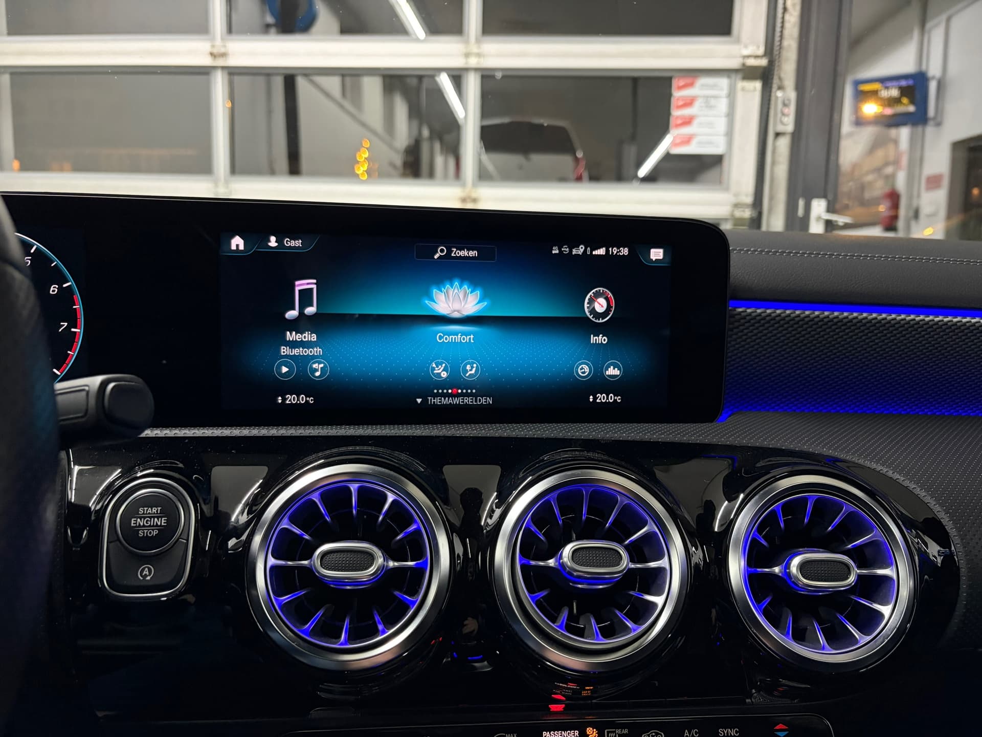 Mercedes-Benz CLA-klasse Shooting Brake 180 Business Solution Luxury,Schuif/kanteldak,AMG-stuurwiel,stoelverwarming,Vol leder thumbnail 31