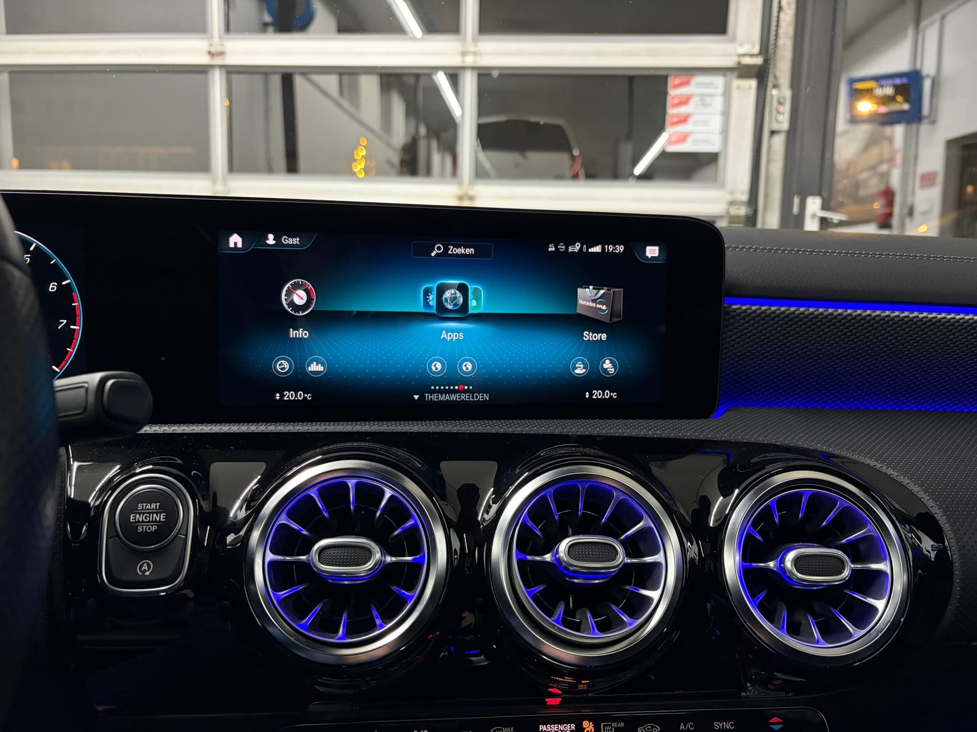 Mercedes-Benz CLA-klasse Shooting Brake 180 Business Solution Luxury,Schuif/kanteldak,AMG-stuurwiel,stoelverwarming,Vol leder thumbnail 32