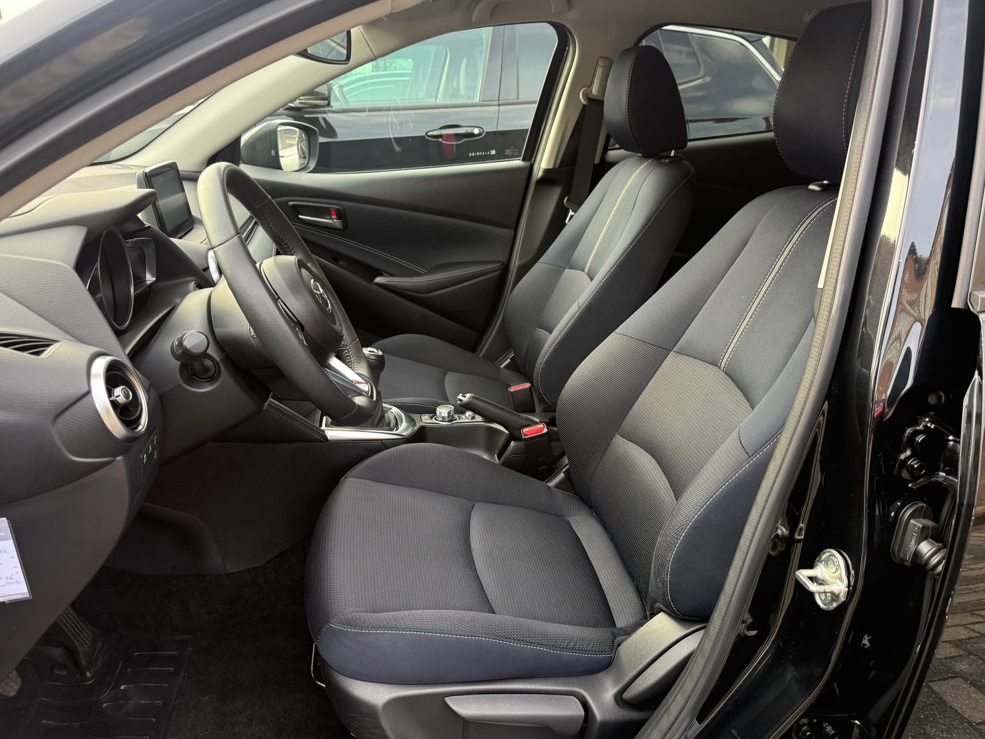 Mazda 2 1.5 Skyactiv-G Luxury,Apple Carplay/Android Stoelverwarming,Stuurverwarming,Navigatie,Achteruitrij camera thumbnail 11