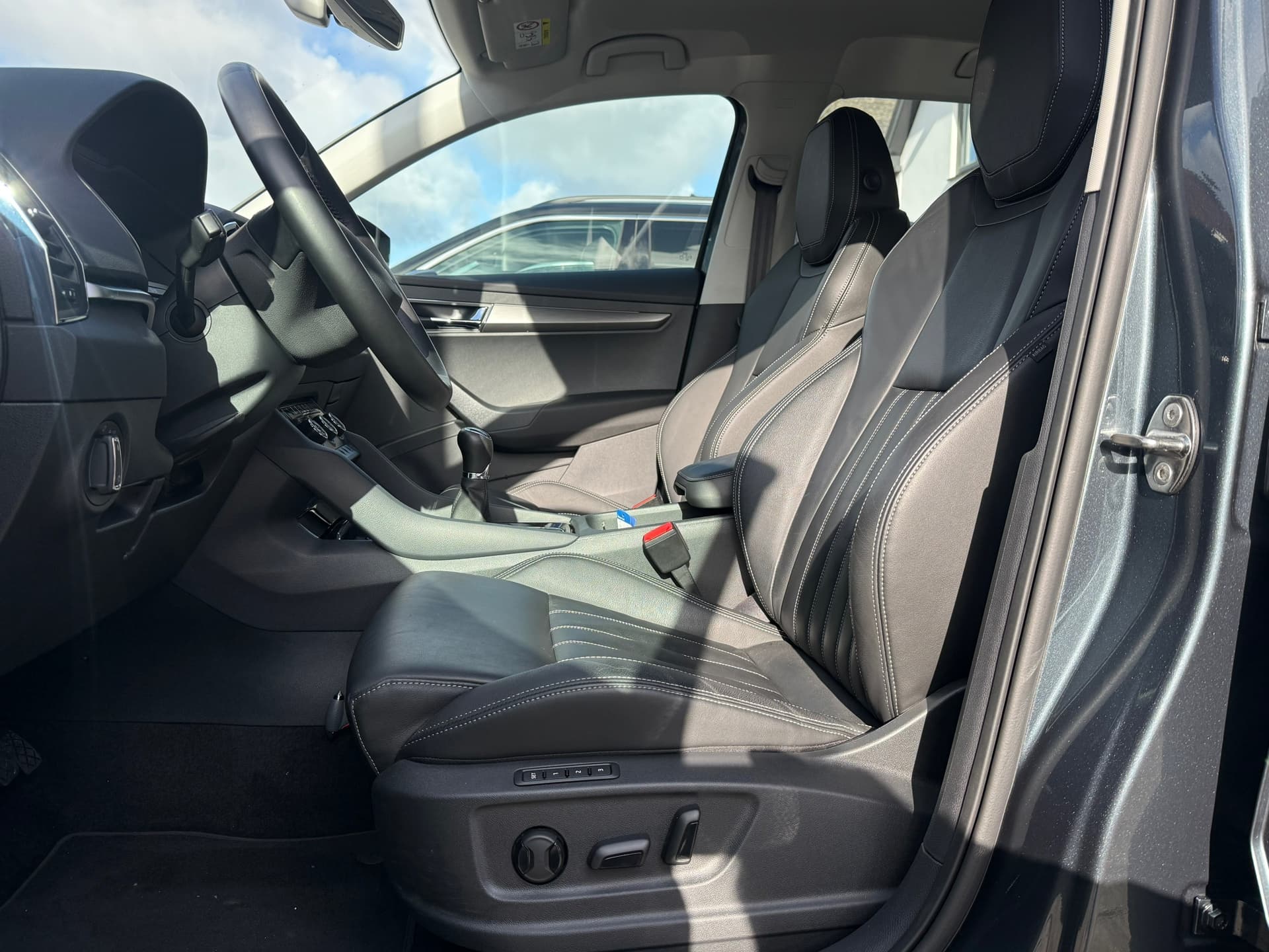 Skoda Karoq 1.5 TSI ACT Business Edition Plus, Stoelverwarming,Apple Carplay/Android,Navigatie,Trekhaak thumbnail 12