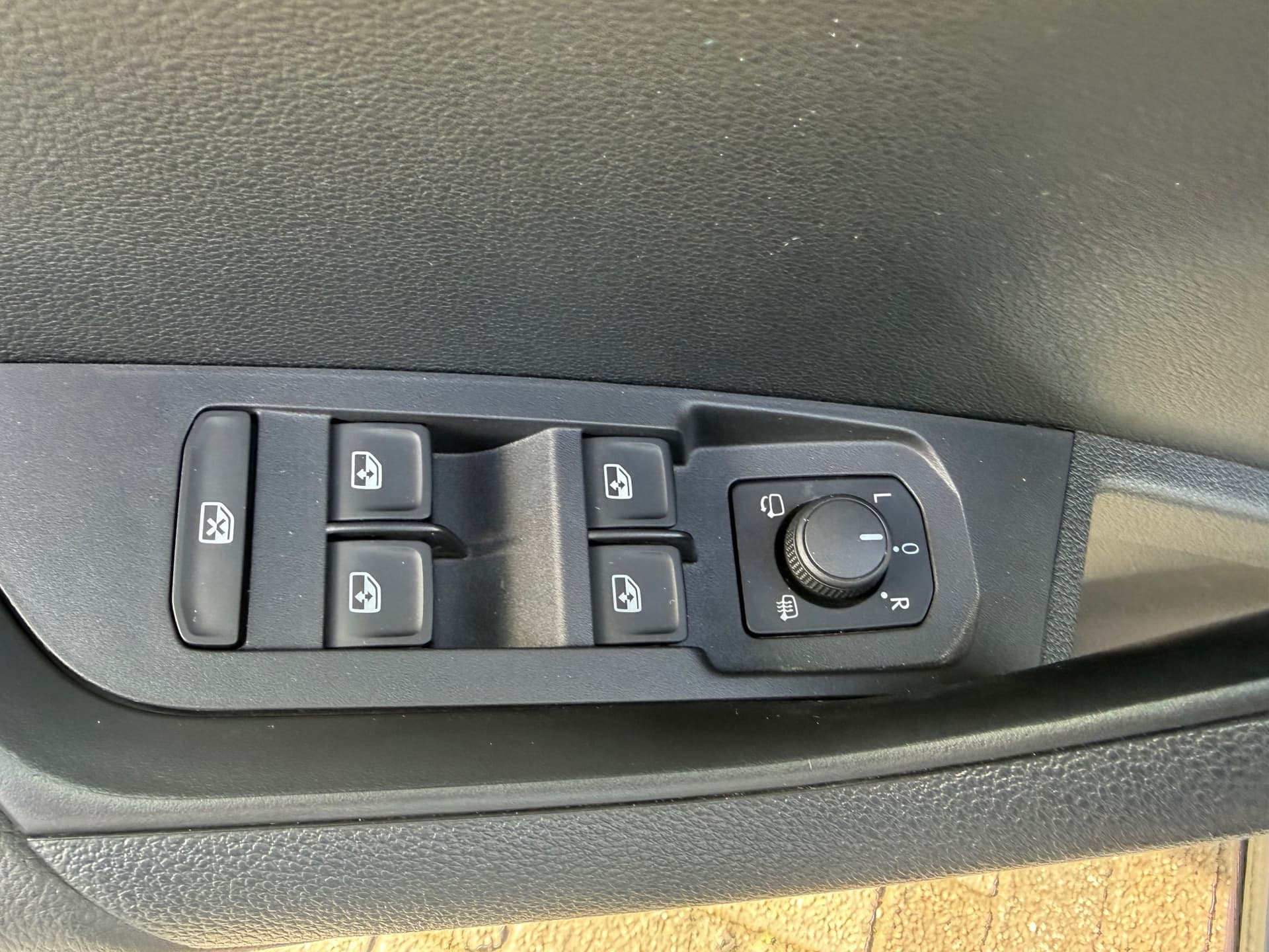 Skoda Karoq 1.5 TSI ACT Business Edition Plus, Stoelverwarming,Apple Carplay/Android,Navigatie,Trekhaak thumbnail 13