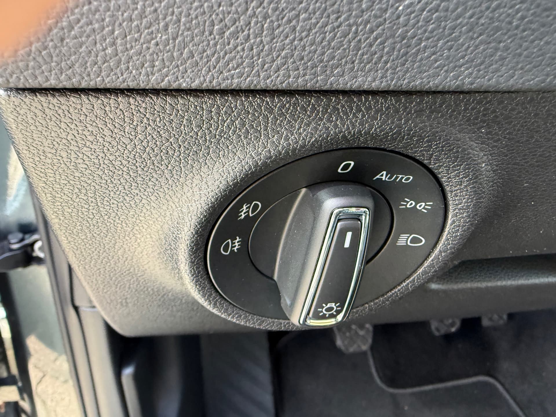 Skoda Karoq 1.5 TSI ACT Business Edition Plus, Stoelverwarming,Apple Carplay/Android,Navigatie,Trekhaak thumbnail 14