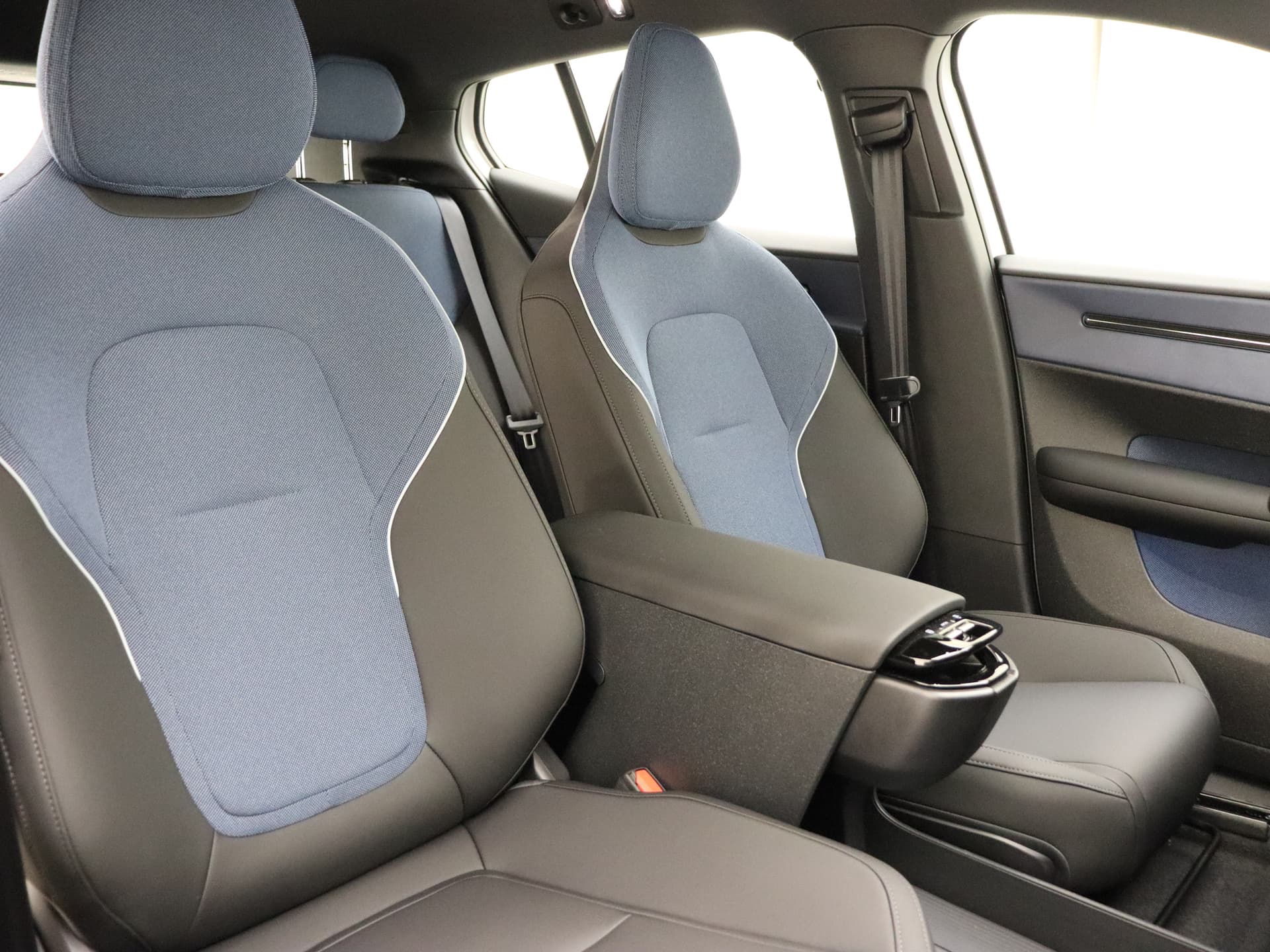 Volvo EX30 Extended Range Plus / El. Achterklep / Adapt. Cruise / BLIS / PDC + Camera / thumbnail 4