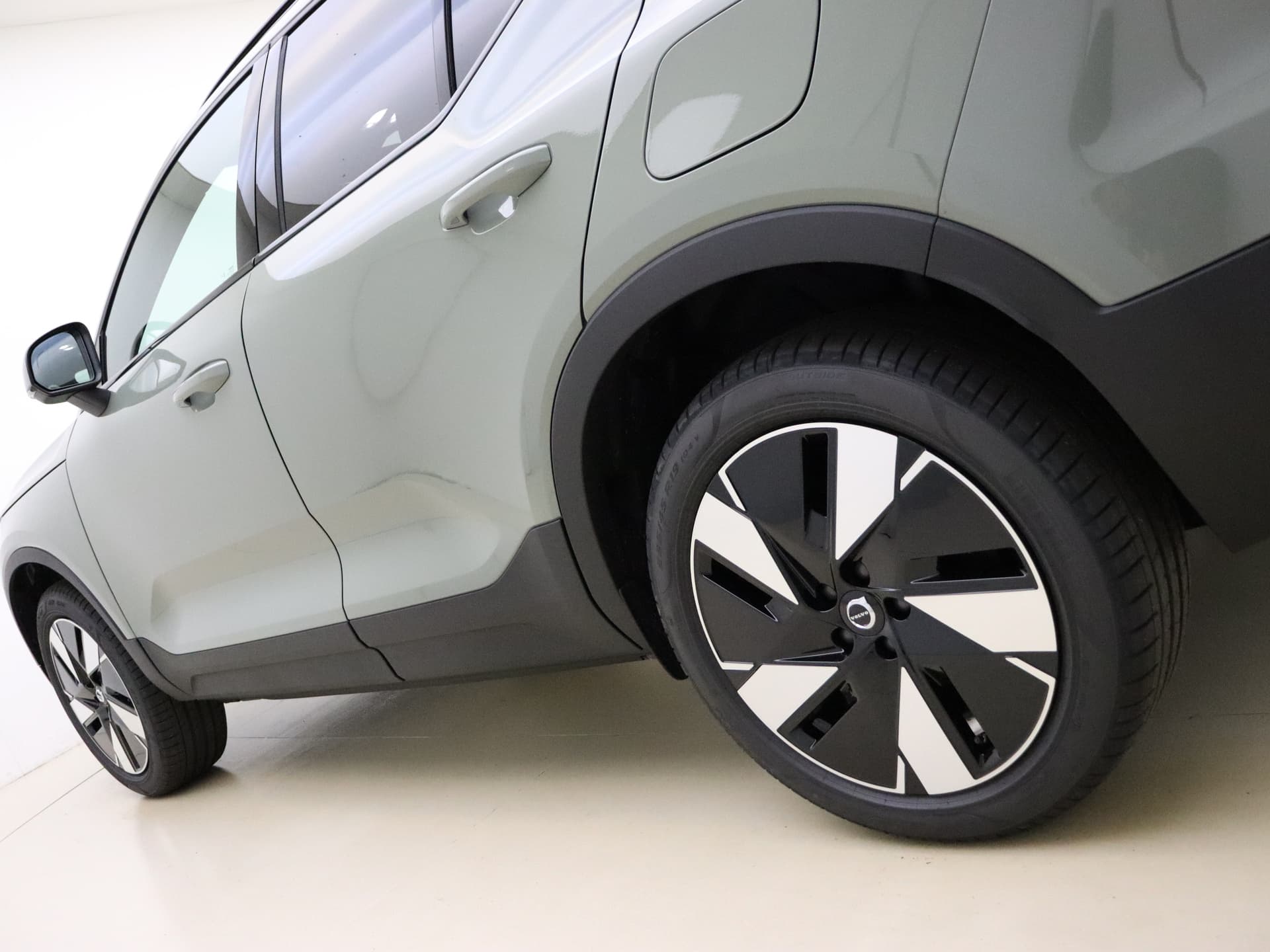 Volvo EX40 Extended Range Plus / Climate / 19'' / Donker glas / Sage Green / thumbnail 17