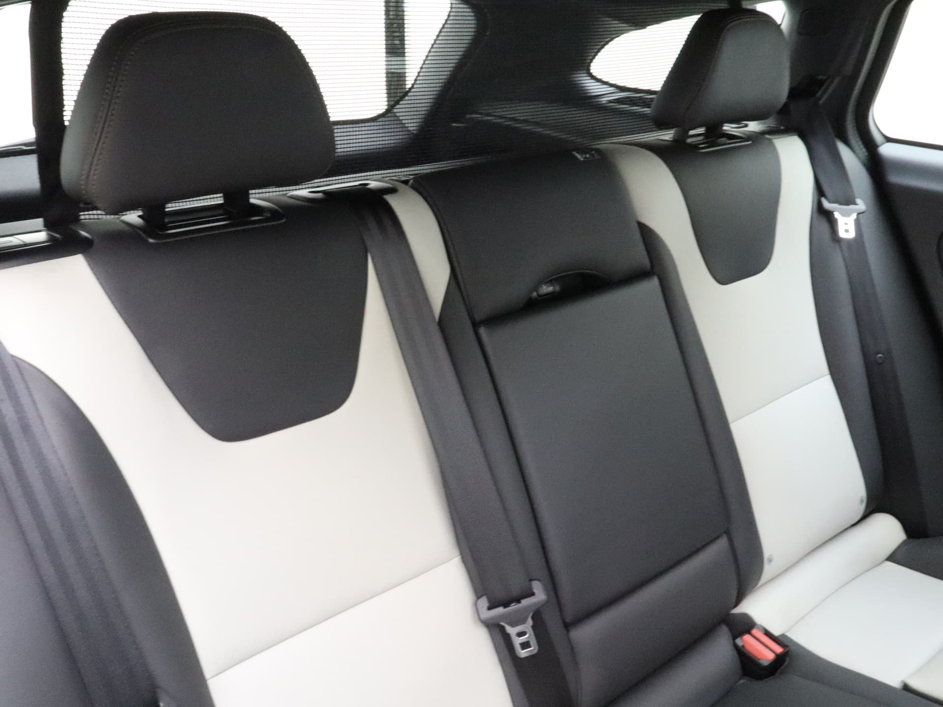 Volvo V60 Cross Country T5 245pk Automaat Polar+ / 19'' Bor / Schuif-/kanteldak / El. Stoelen / Dubbel glas / Afn. Trekhaak / Kinderzitjes / H&K Audio / Keyless / Stoel + stuurw. verwarming / PDC + CAM / ACC / BLIS / thumbnail 6