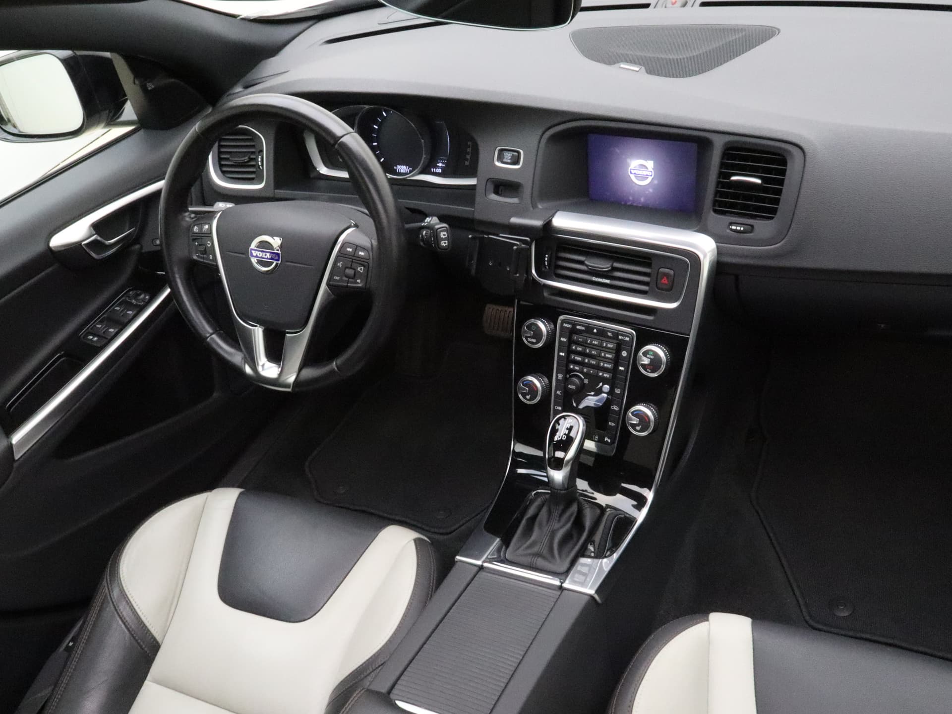 Volvo V60 Cross Country T5 245pk Automaat Polar+ / 19'' Bor / Schuif-/kanteldak / El. Stoelen / Dubbel glas / Afn. Trekhaak / Kinderzitjes / H&K Audio / Keyless / Stoel + stuurw. verwarming / PDC + CAM / ACC / BLIS / thumbnail 8