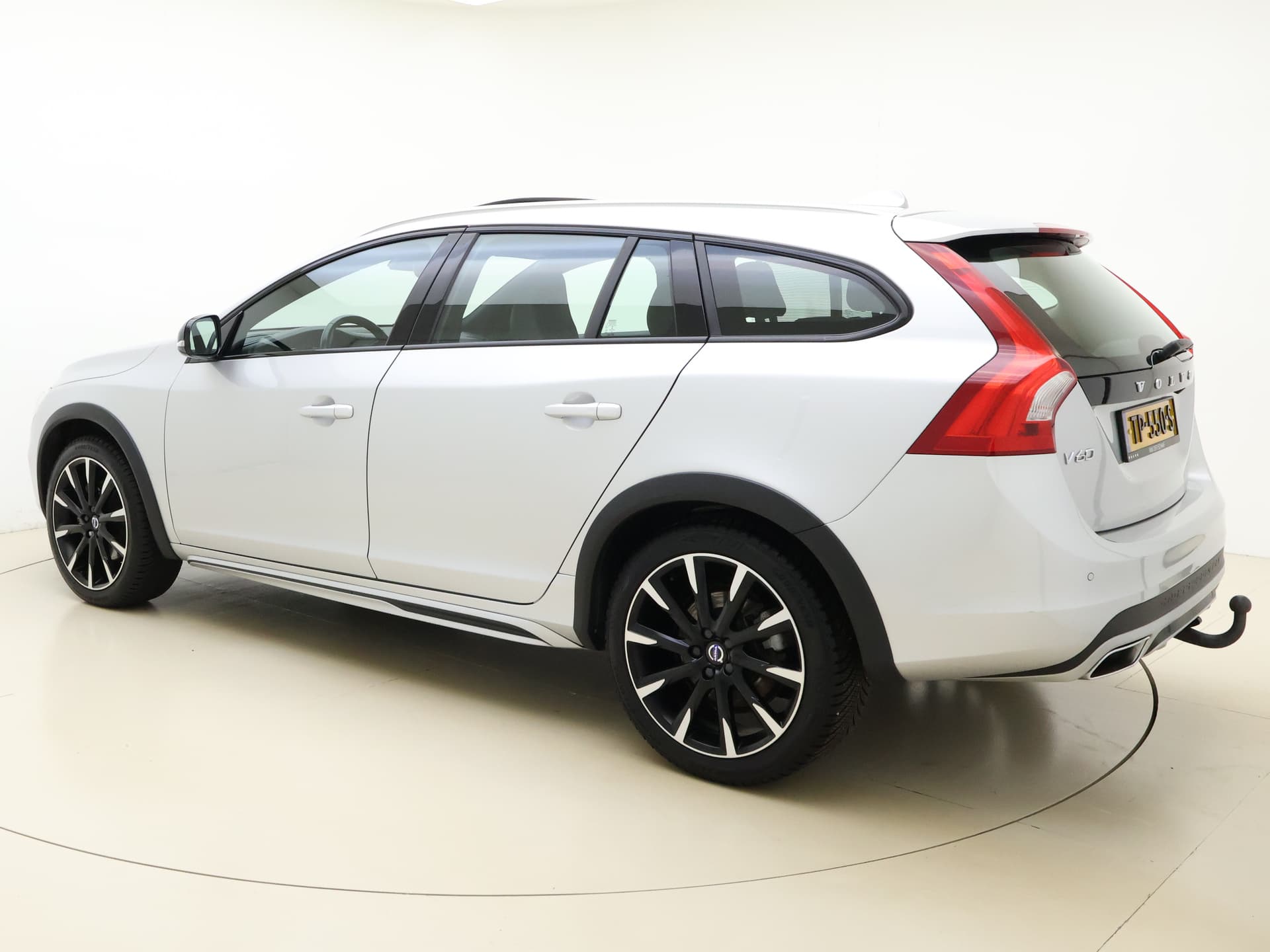 Volvo V60 Cross Country T5 245pk Automaat Polar+ / 19'' Bor / Schuif-/kanteldak / El. Stoelen / Dubbel glas / Afn. Trekhaak / Kinderzitjes / H&K Audio / Keyless / Stoel + stuurw. verwarming / PDC + CAM / ACC / BLIS / thumbnail 9