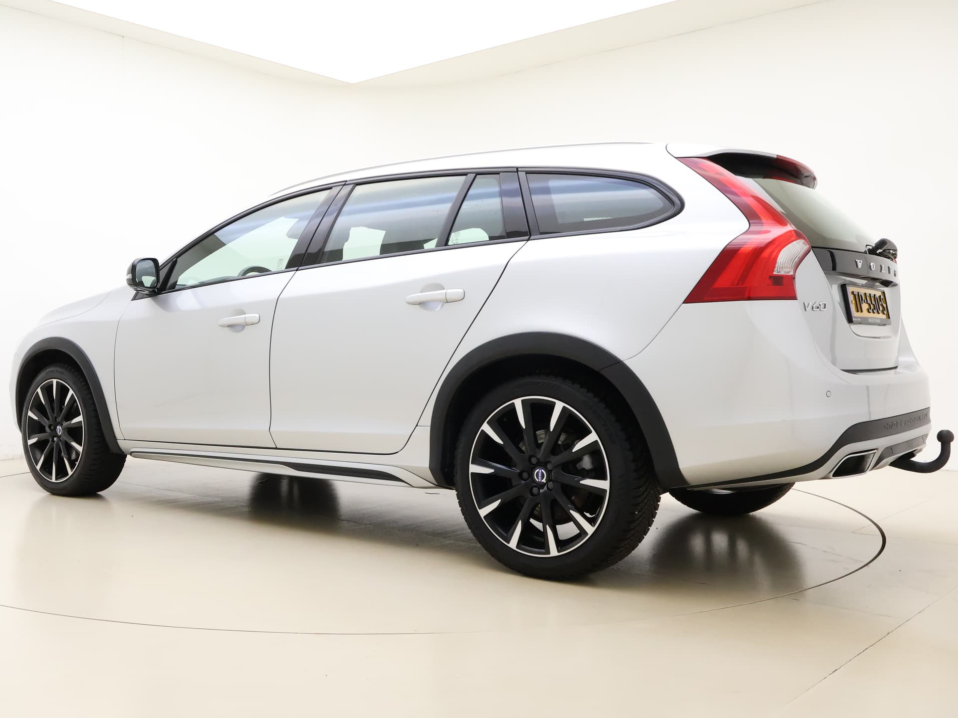 Volvo V60 Cross Country T5 245pk Automaat Polar+ / 19'' Bor / Schuif-/kanteldak / El. Stoelen / Dubbel glas / Afn. Trekhaak / Kinderzitjes / H&K Audio / Keyless / Stoel + stuurw. verwarming / PDC + CAM / ACC / BLIS / thumbnail 11