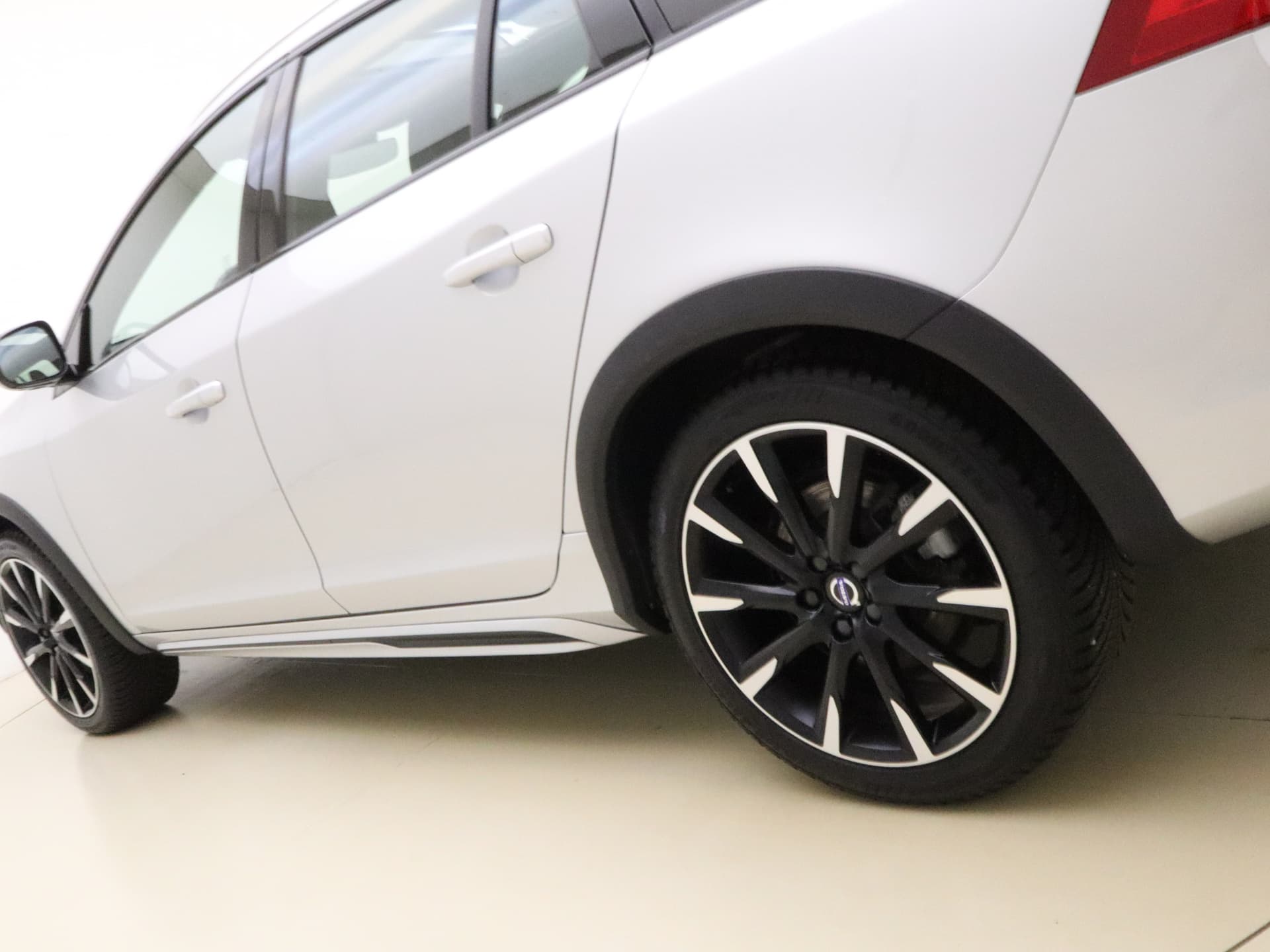 Volvo V60 Cross Country T5 245pk Automaat Polar+ / 19'' Bor / Schuif-/kanteldak / El. Stoelen / Dubbel glas / Afn. Trekhaak / Kinderzitjes / H&K Audio / Keyless / Stoel + stuurw. verwarming / PDC + CAM / ACC / BLIS / thumbnail 16