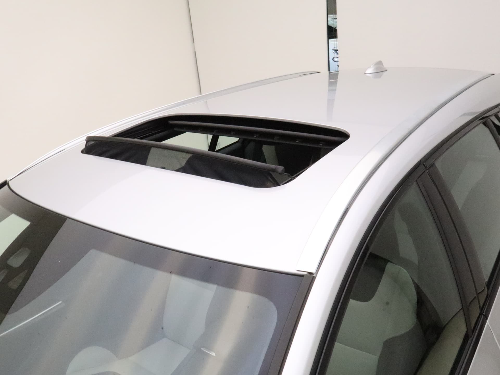 Volvo V60 Cross Country T5 245pk Automaat Polar+ / 19'' Bor / Schuif-/kanteldak / El. Stoelen / Dubbel glas / Afn. Trekhaak / Kinderzitjes / H&K Audio / Keyless / Stoel + stuurw. verwarming / PDC + CAM / ACC / BLIS / thumbnail 18