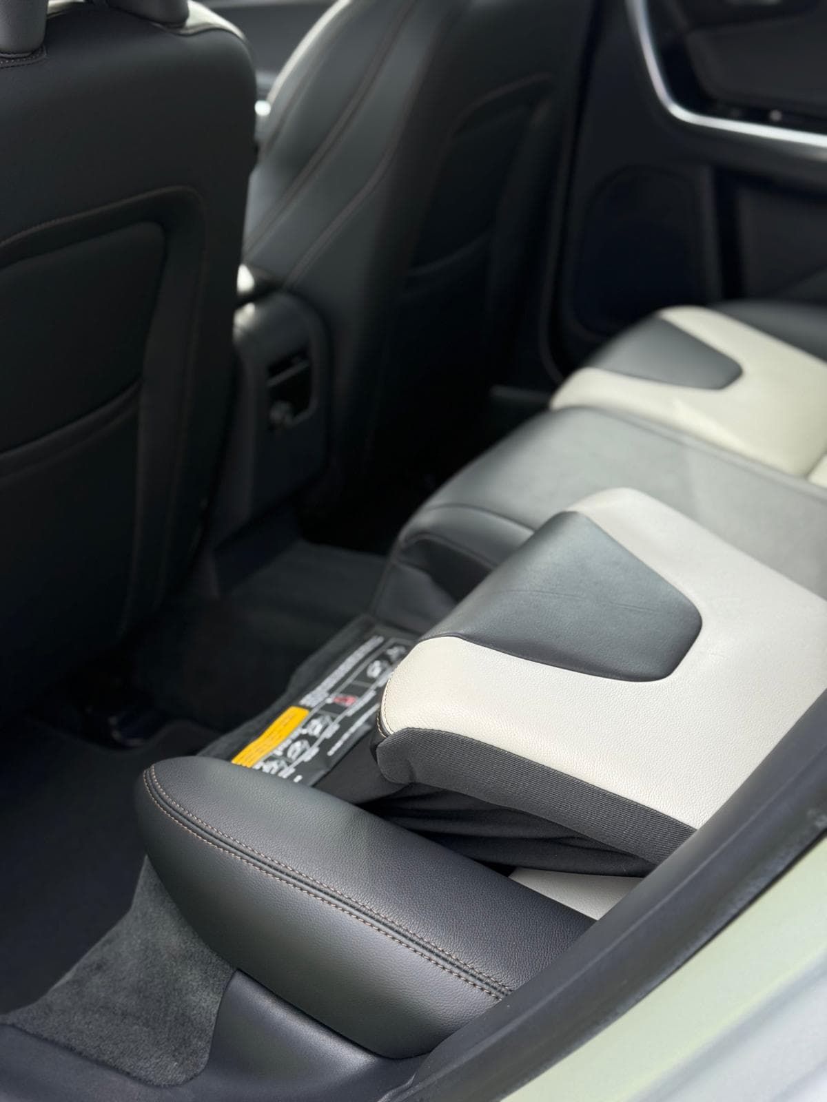 Volvo V60 Cross Country T5 245pk Automaat Polar+ / 19'' Bor / Schuif-/kanteldak / El. Stoelen / Dubbel glas / Afn. Trekhaak / Kinderzitjes / H&K Audio / Keyless / Stoel + stuurw. verwarming / PDC + CAM / ACC / BLIS / thumbnail 19