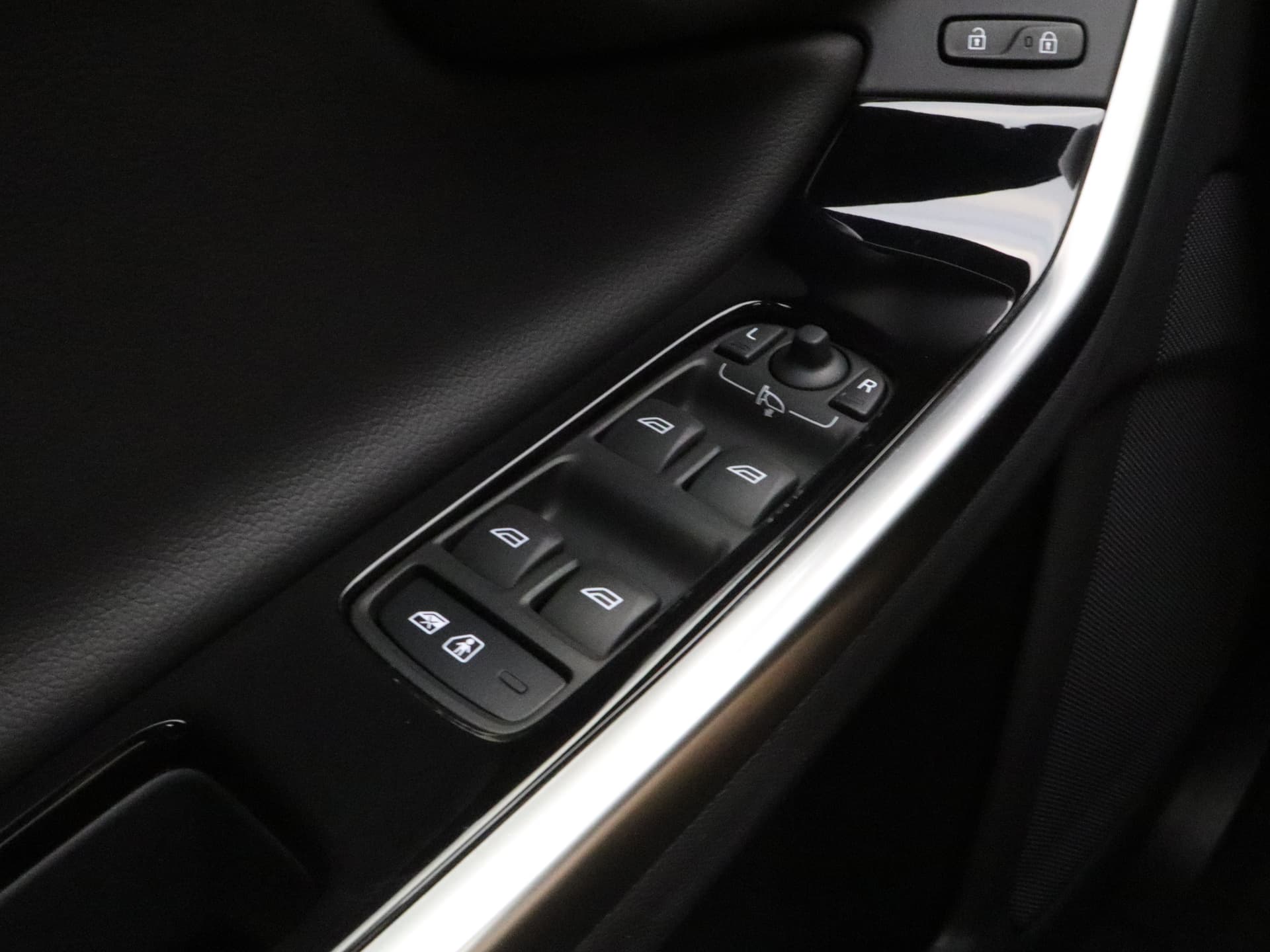 Volvo V60 Cross Country T5 245pk Automaat Polar+ / 19'' Bor / Schuif-/kanteldak / El. Stoelen / Dubbel glas / Afn. Trekhaak / Kinderzitjes / H&K Audio / Keyless / Stoel + stuurw. verwarming / PDC + CAM / ACC / BLIS / thumbnail 22