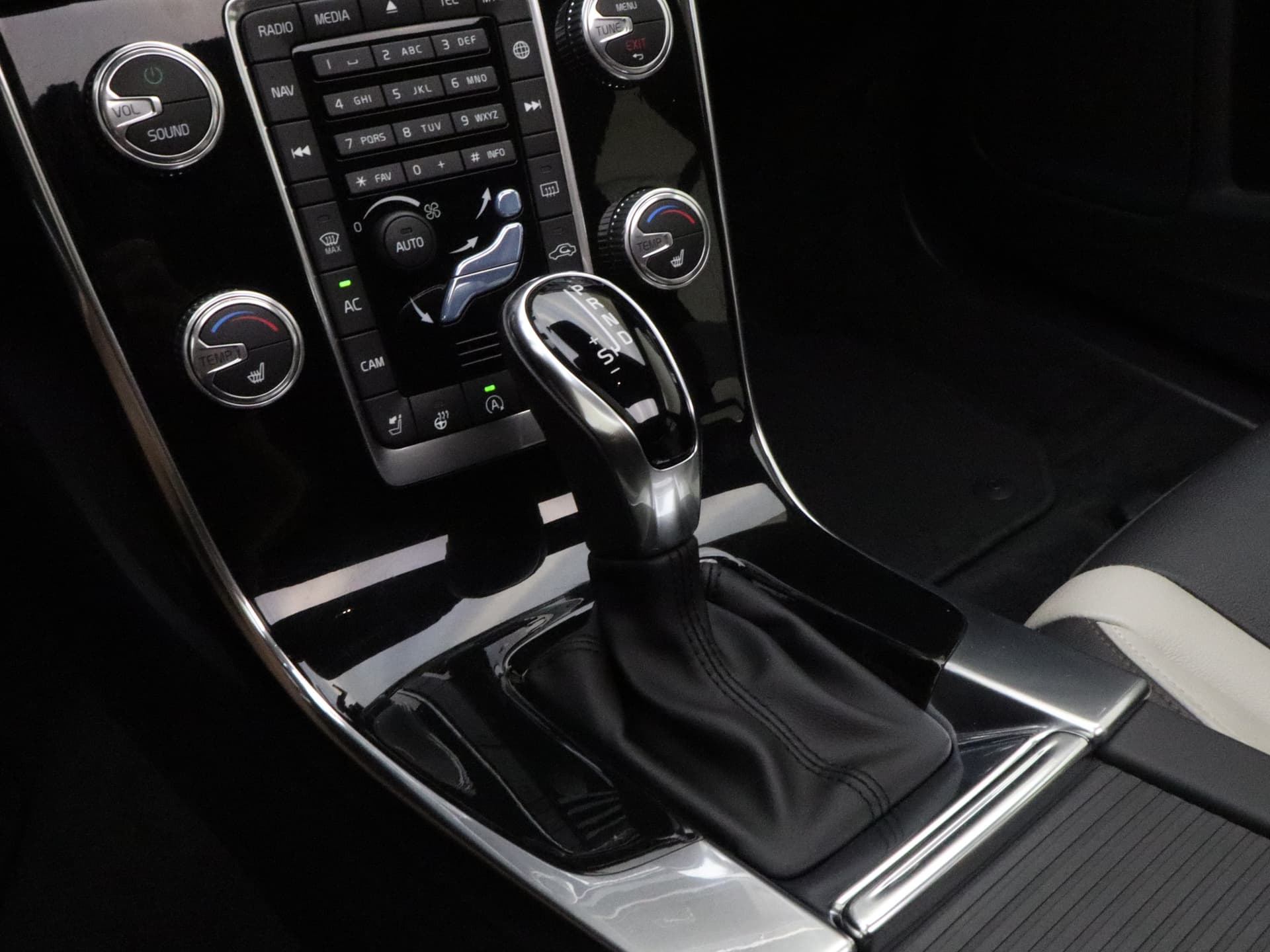 Volvo V60 Cross Country T5 245pk Automaat Polar+ / 19'' Bor / Schuif-/kanteldak / El. Stoelen / Dubbel glas / Afn. Trekhaak / Kinderzitjes / H&K Audio / Keyless / Stoel + stuurw. verwarming / PDC + CAM / ACC / BLIS / thumbnail 23