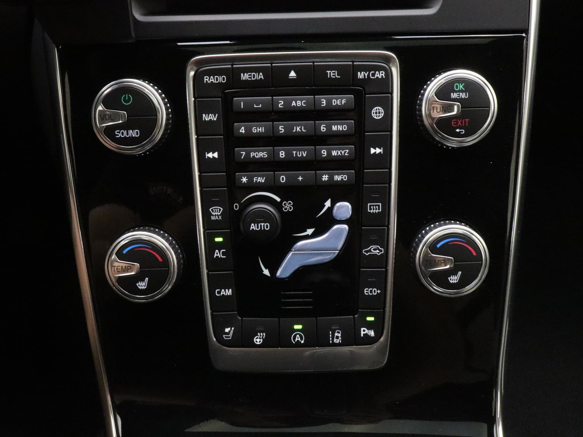 Volvo V60 Cross Country T5 245pk Automaat Polar+ / 19'' Bor / Schuif-/kanteldak / El. Stoelen / Dubbel glas / Afn. Trekhaak / Kinderzitjes / H&K Audio / Keyless / Stoel + stuurw. verwarming / PDC + CAM / ACC / BLIS / thumbnail 28