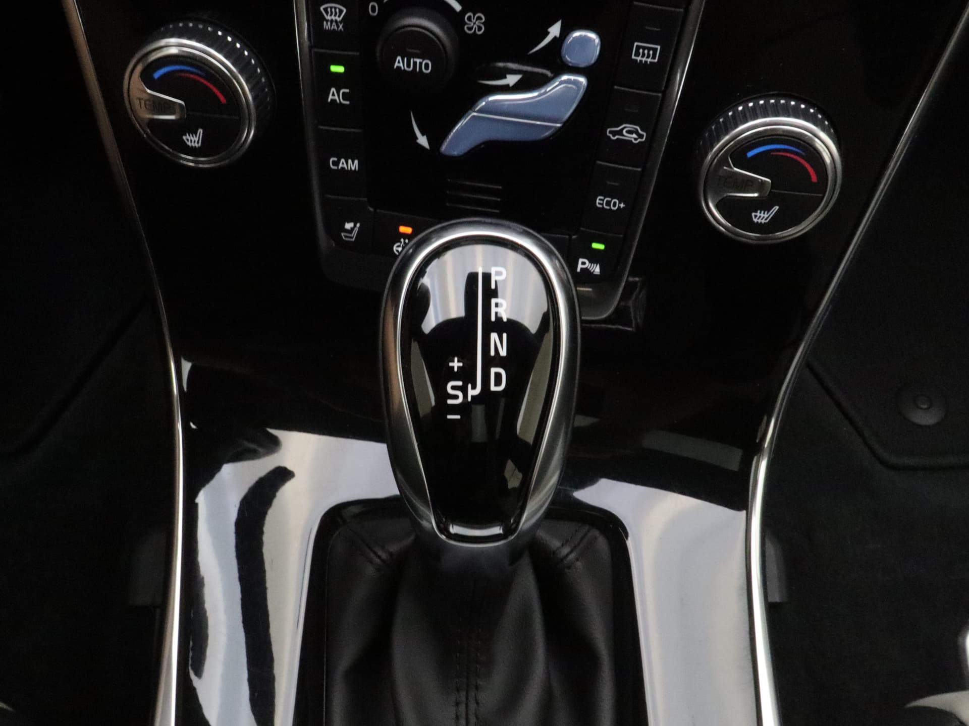 Volvo V60 Cross Country T5 245pk Automaat Polar+ / 19'' Bor / Schuif-/kanteldak / El. Stoelen / Dubbel glas / Afn. Trekhaak / Kinderzitjes / H&K Audio / Keyless / Stoel + stuurw. verwarming / PDC + CAM / ACC / BLIS / thumbnail 31