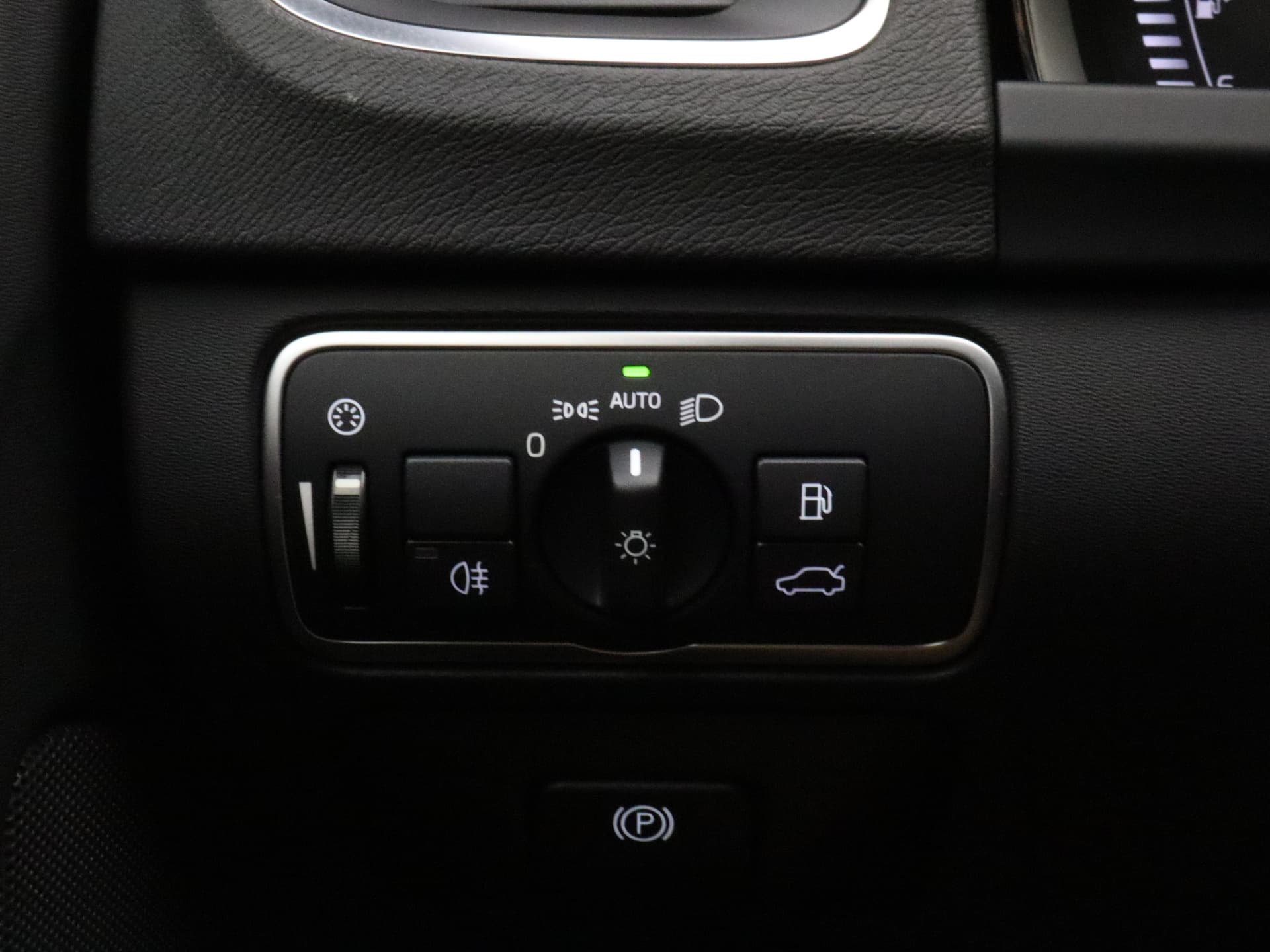 Volvo V60 Cross Country T5 245pk Automaat Polar+ / 19'' Bor / Schuif-/kanteldak / El. Stoelen / Dubbel glas / Afn. Trekhaak / Kinderzitjes / H&K Audio / Keyless / Stoel + stuurw. verwarming / PDC + CAM / ACC / BLIS / thumbnail 33