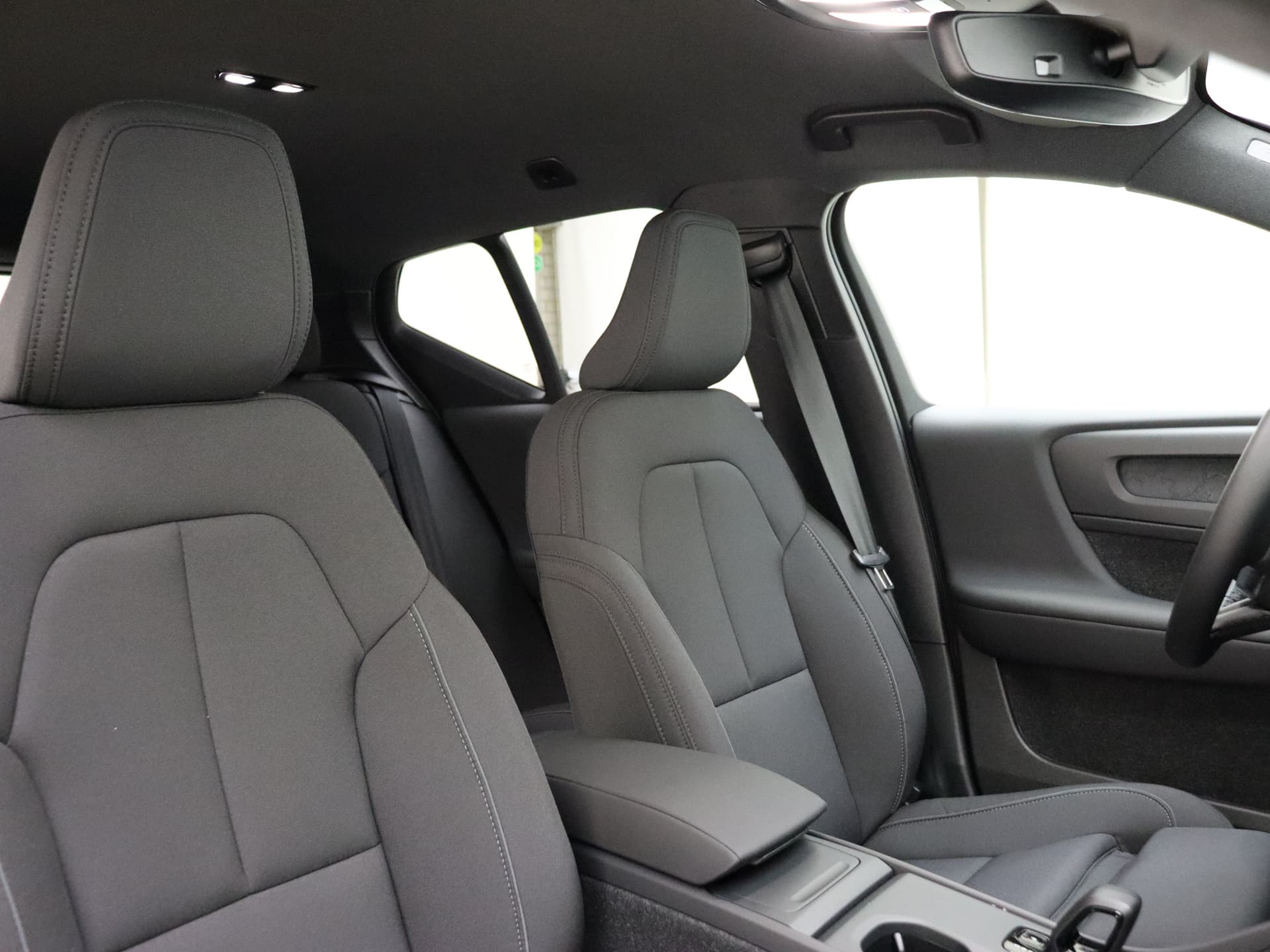 Volvo EX40 Extended Range Core / 360 CAMERA / ADAPT. CRUISE / BLIS / GETINT GLAS / STOELVERWARMING / thumbnail 12