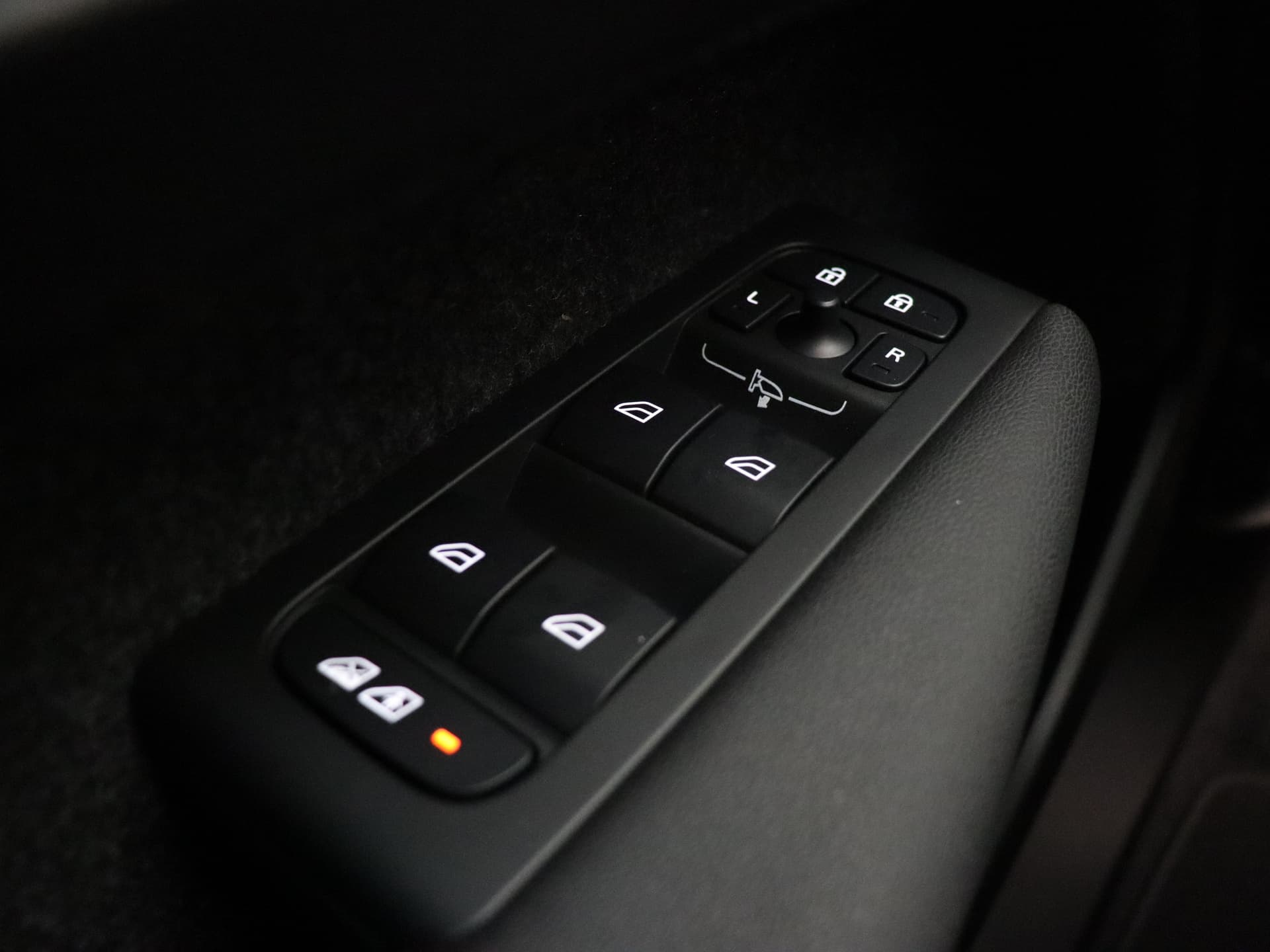 Volvo EX40 Extended Range Core / 360 CAMERA / ADAPT. CRUISE / BLIS / GETINT GLAS / STOELVERWARMING / thumbnail 16