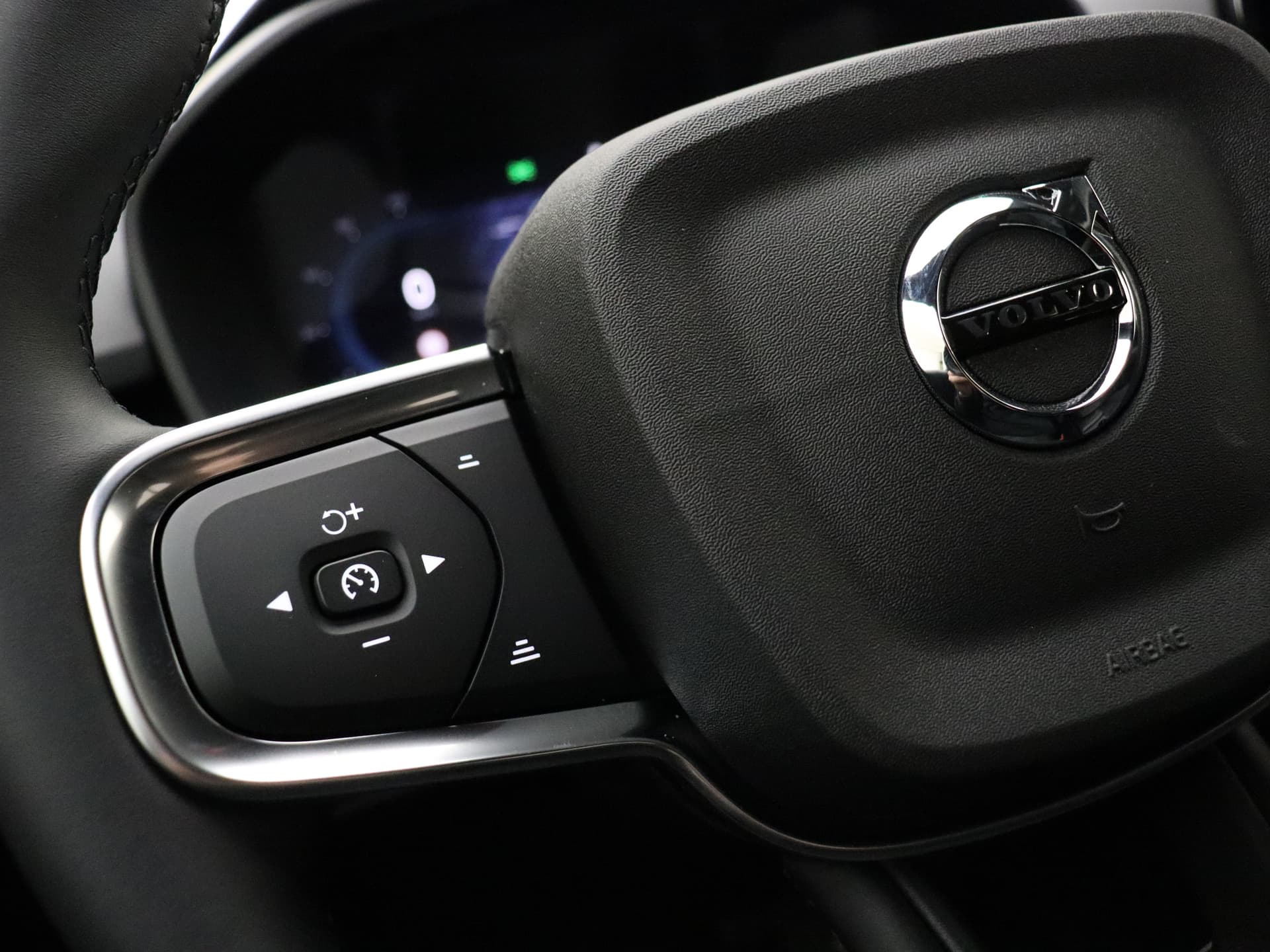 Volvo EX40 Extended Range Core / 360 CAMERA / ADAPT. CRUISE / BLIS / GETINT GLAS / STOELVERWARMING / thumbnail 17