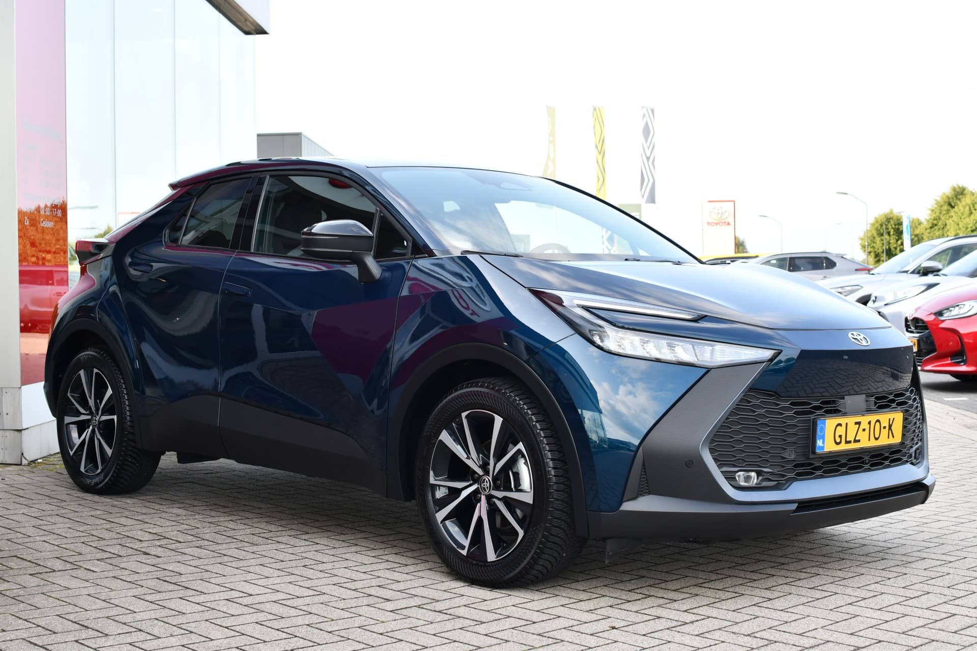 Toyota C-HR 1.8 Hybrid 140 Dynamic Automaat 140pk thumbnail 3