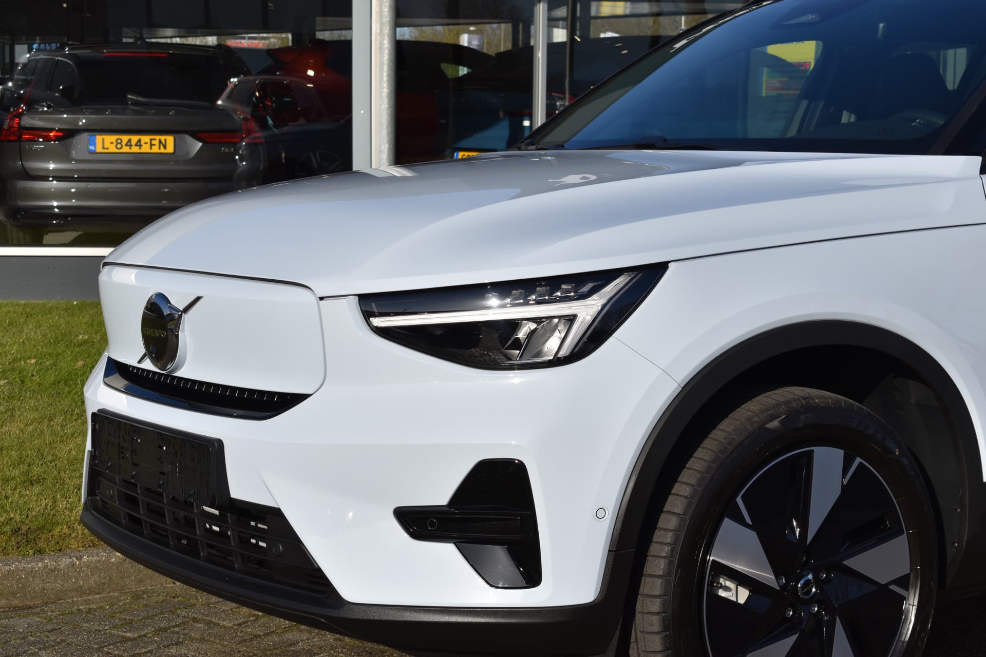 Volvo EX40 Extended Range 252PK Plus 82KWH thumbnail 4