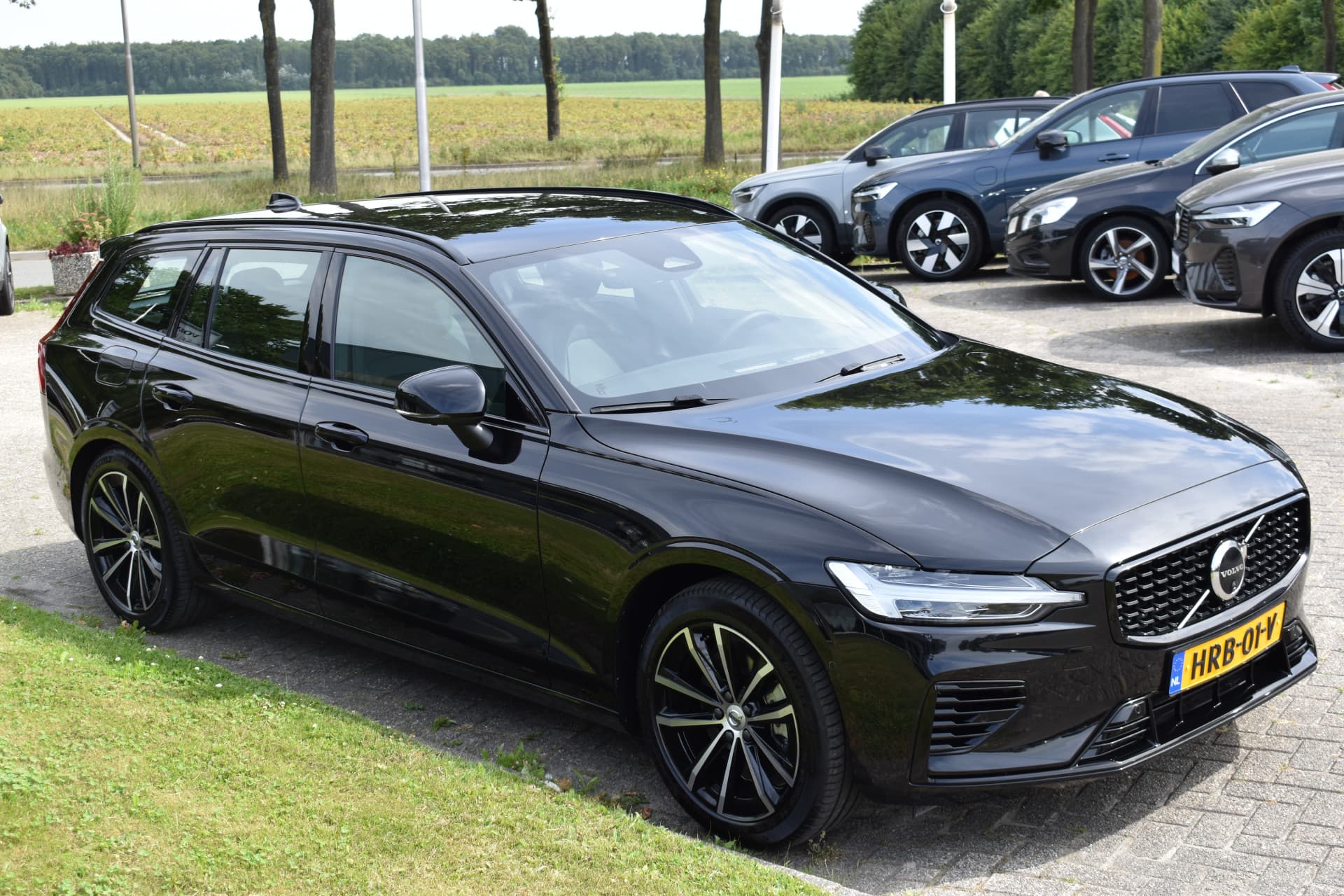 Volvo V60 T6 AWD 350PK Plug-in Hybrid Plus Dark thumbnail 2