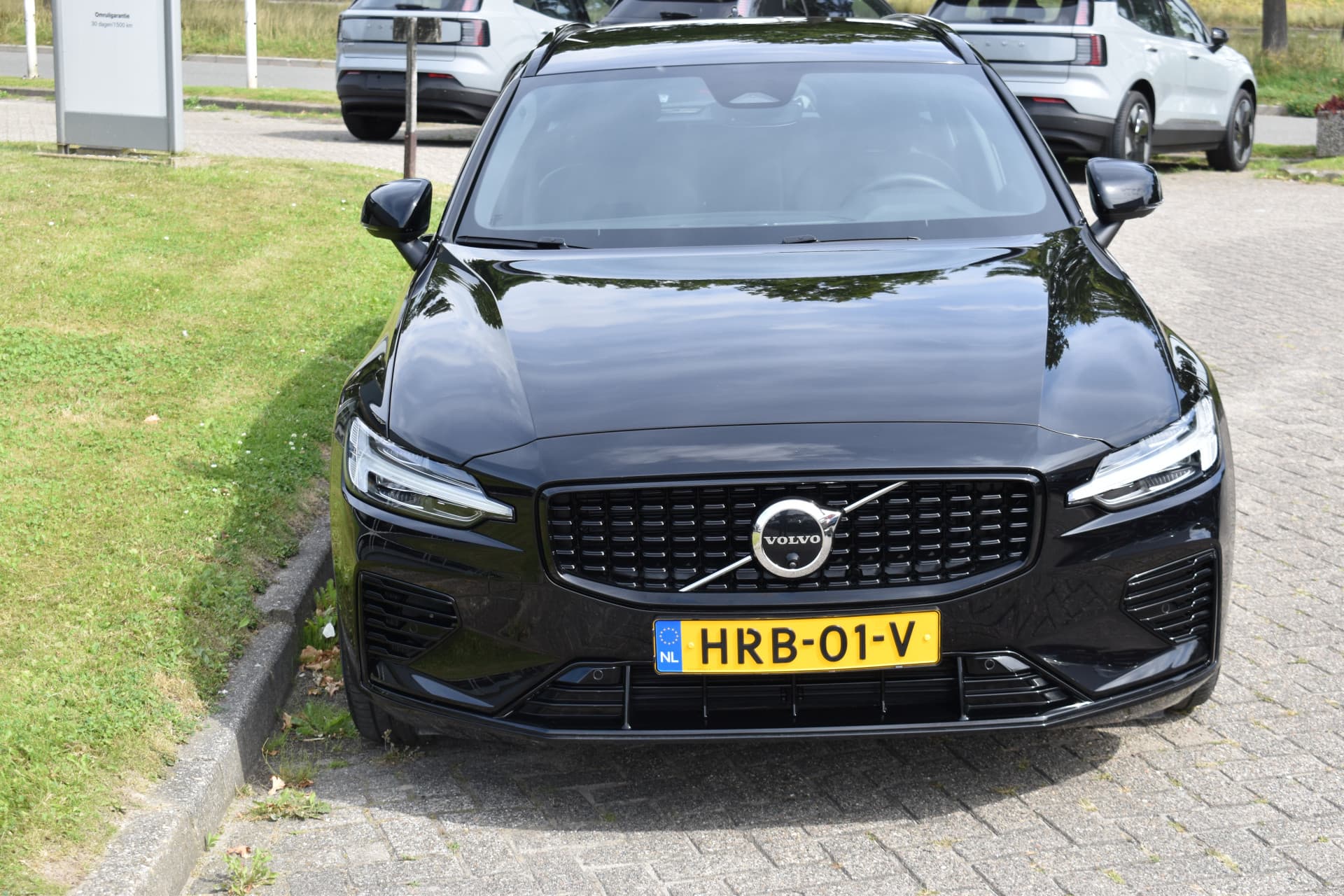 Volvo V60 T6 AWD 350PK Plug-in Hybrid Plus Dark thumbnail 3