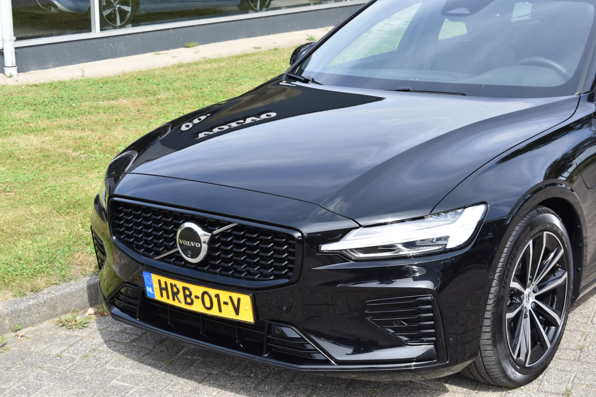 Volvo V60 T6 AWD 350PK Plug-in Hybrid Plus Dark thumbnail 4