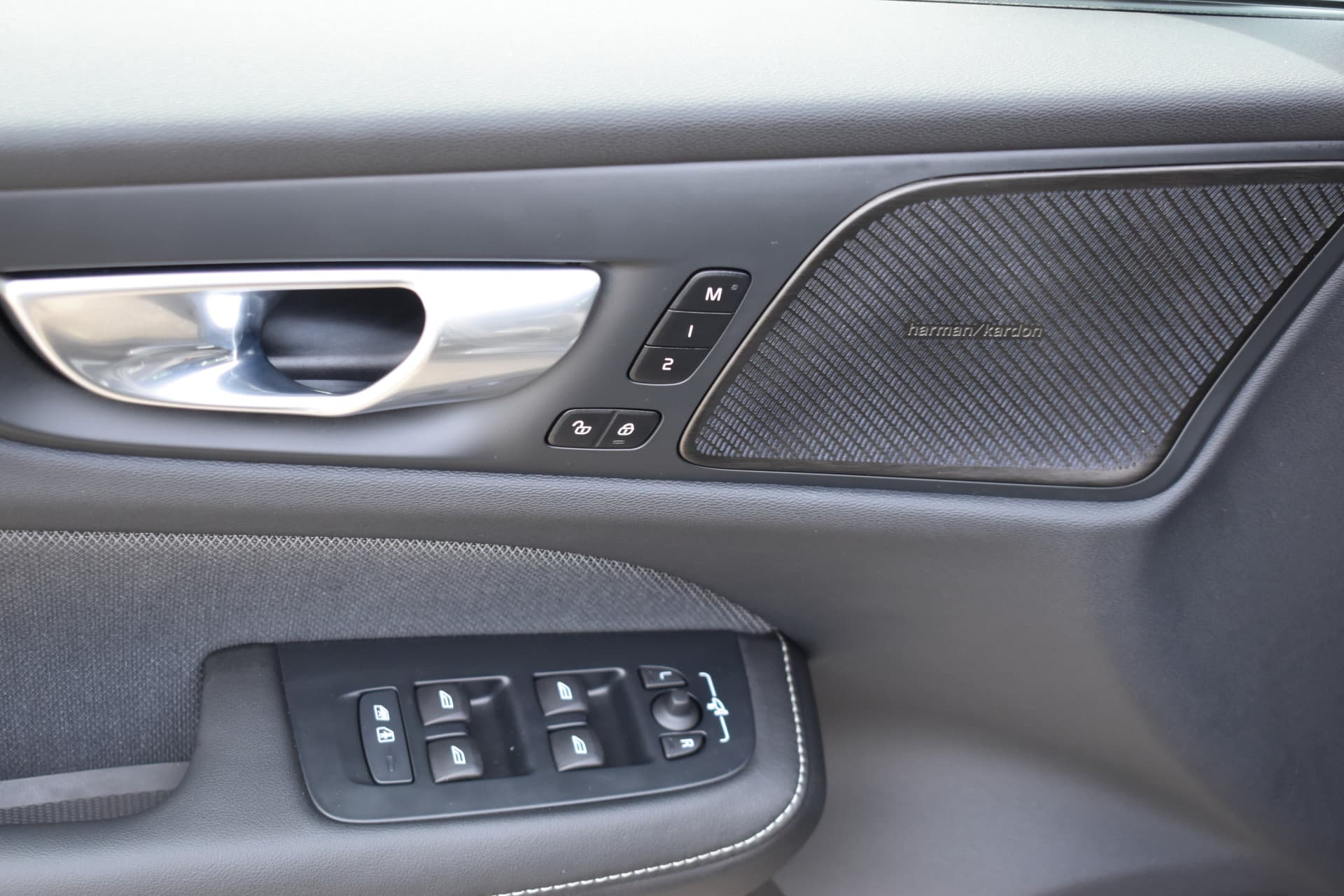 Volvo V60 T6 AWD 350PK Plug-in Hybrid Plus Dark thumbnail 9