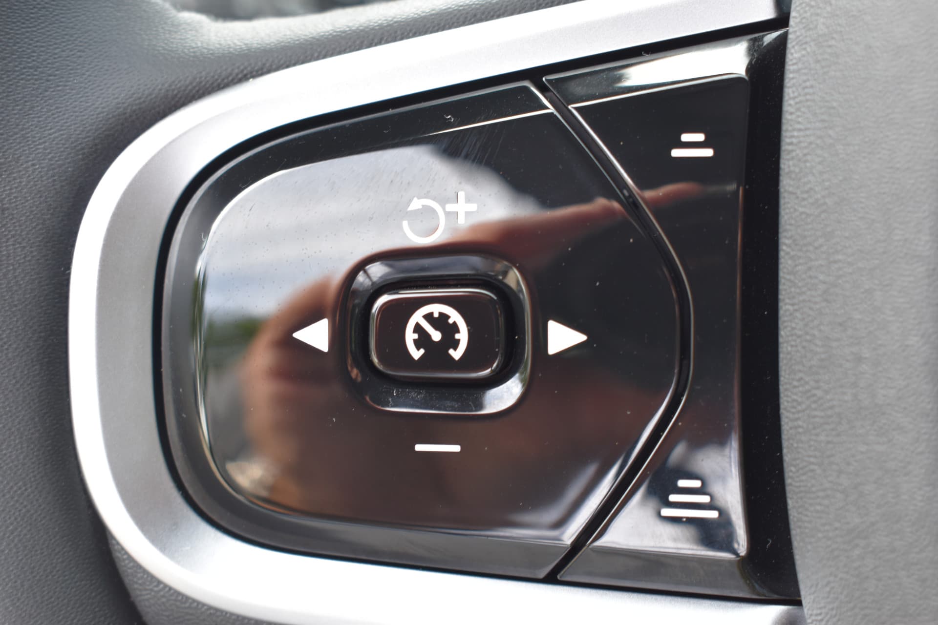 Volvo V60 T6 AWD 350PK Plug-in Hybrid Plus Dark thumbnail 11