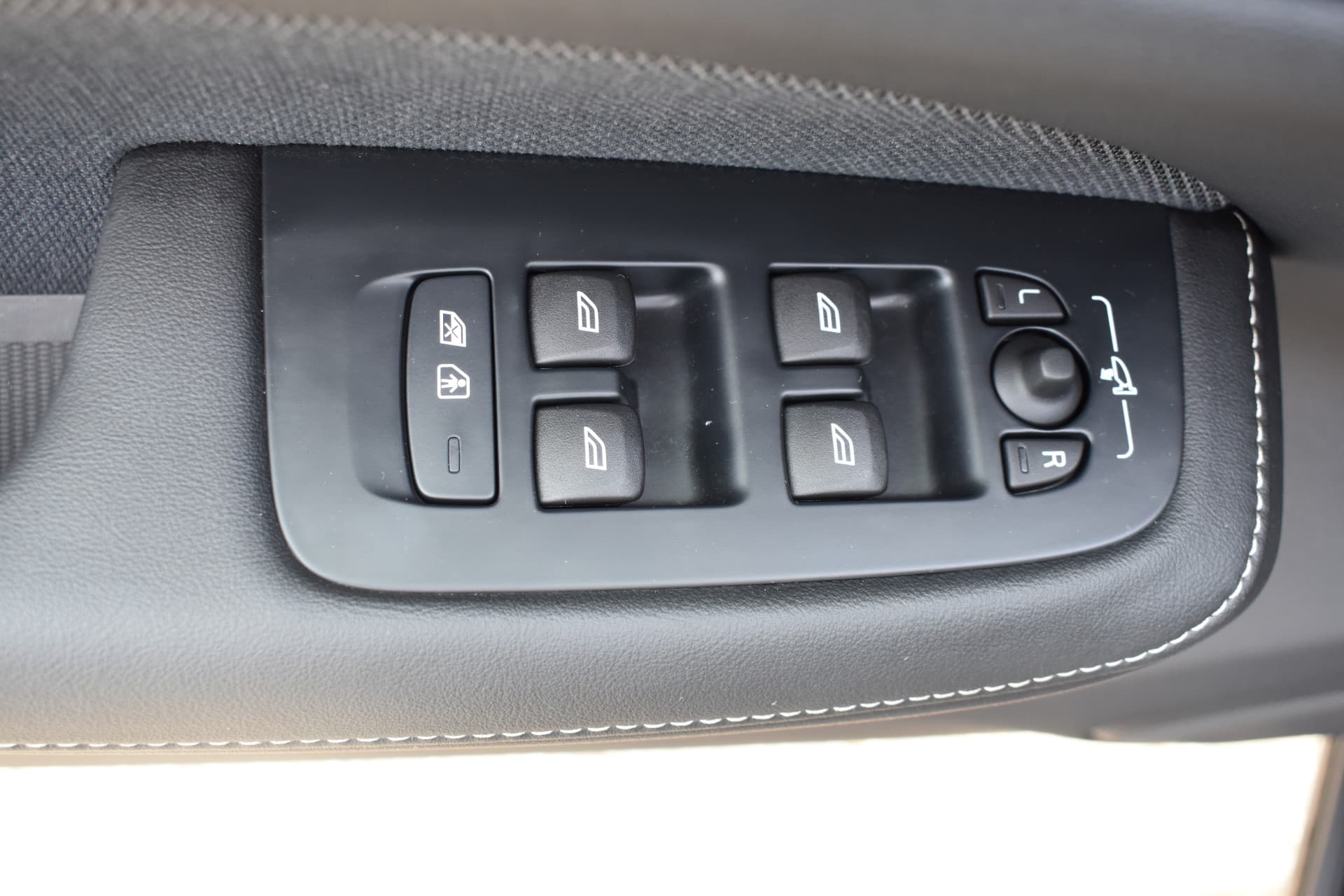 Volvo V60 T6 AWD 350PK Plug-in Hybrid Plus Dark thumbnail 15