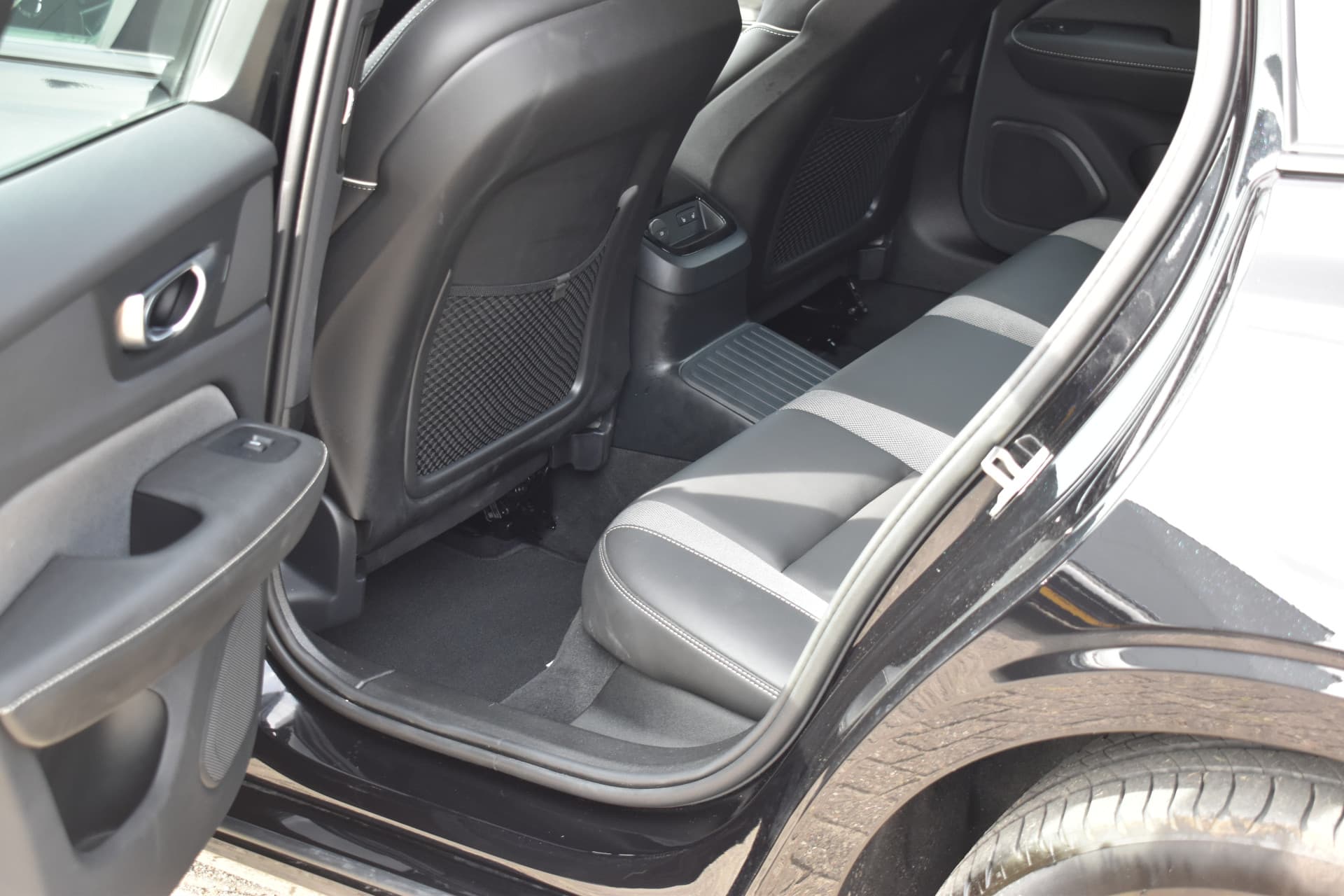 Volvo V60 T6 AWD 350PK Plug-in Hybrid Plus Dark thumbnail 16