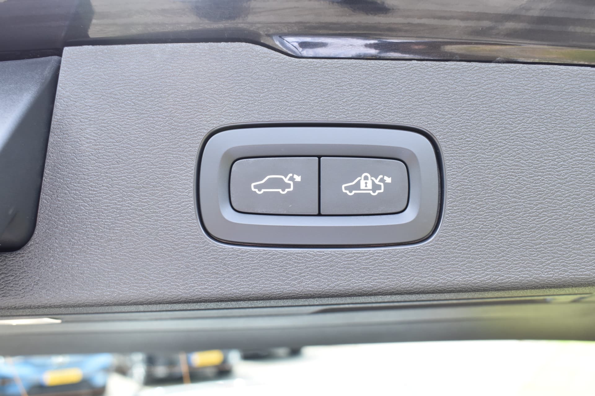 Volvo V60 T6 AWD 350PK Plug-in Hybrid Plus Dark thumbnail 22