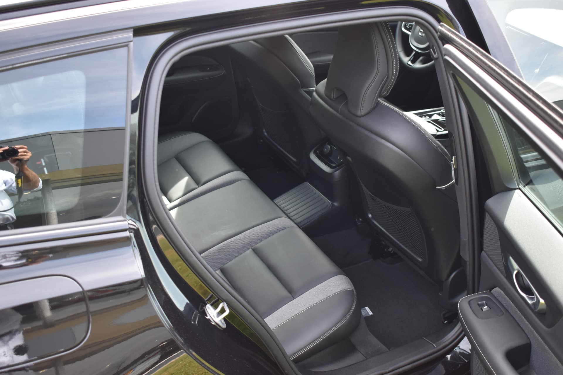 Volvo V60 T6 AWD 350PK Plug-in Hybrid Plus Dark thumbnail 24