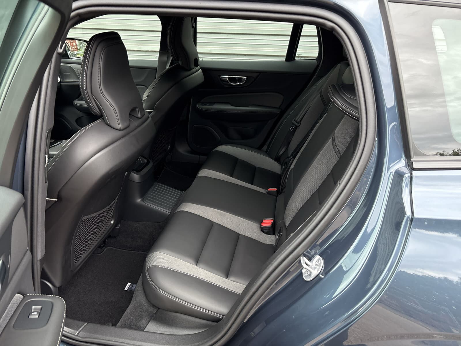 Volvo V60 T6 Plug-in hybrid AWD Plus Dark / Rondomzichtcamera / Elektr. inklapbare trekhaak / Harman/Kardon / thumbnail 12