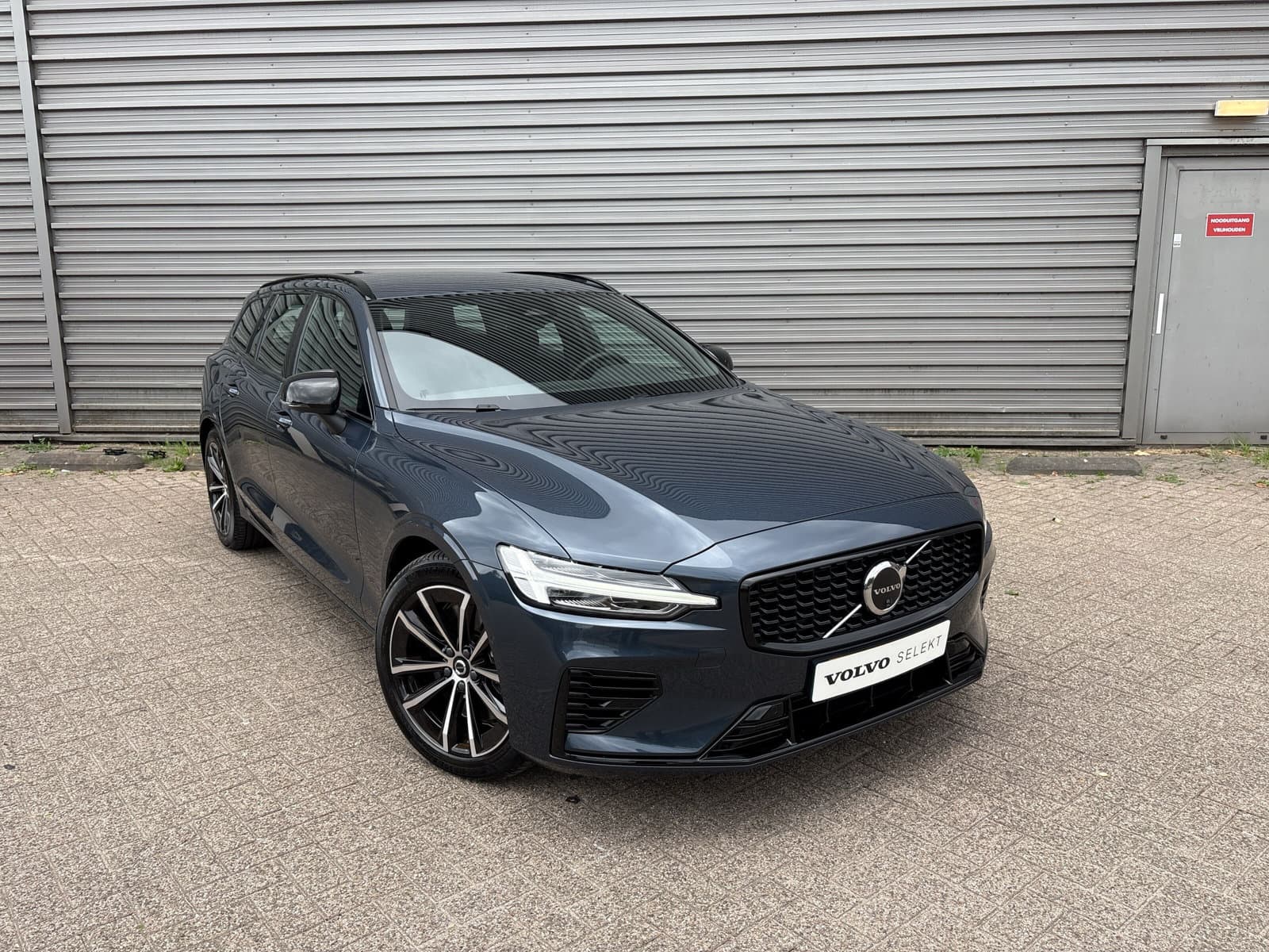 Volvo V60 T6 Plug-in hybrid AWD Plus Dark / Rondomzichtcamera / Elektr. inklapbare trekhaak / Harman/Kardon / thumbnail 31