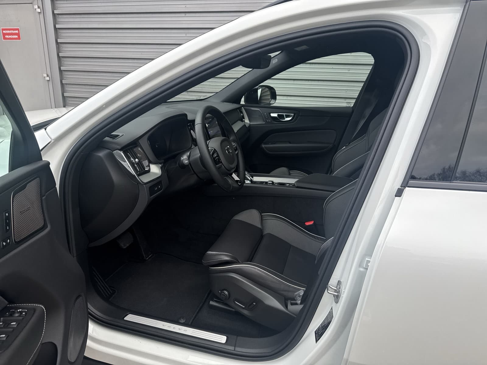 Volvo XC60 T6 350 PK Plug-in hybrid AWD Ultra Dark / 360 camera/ Luchtvering / Black Sheep pakket / thumbnail 8