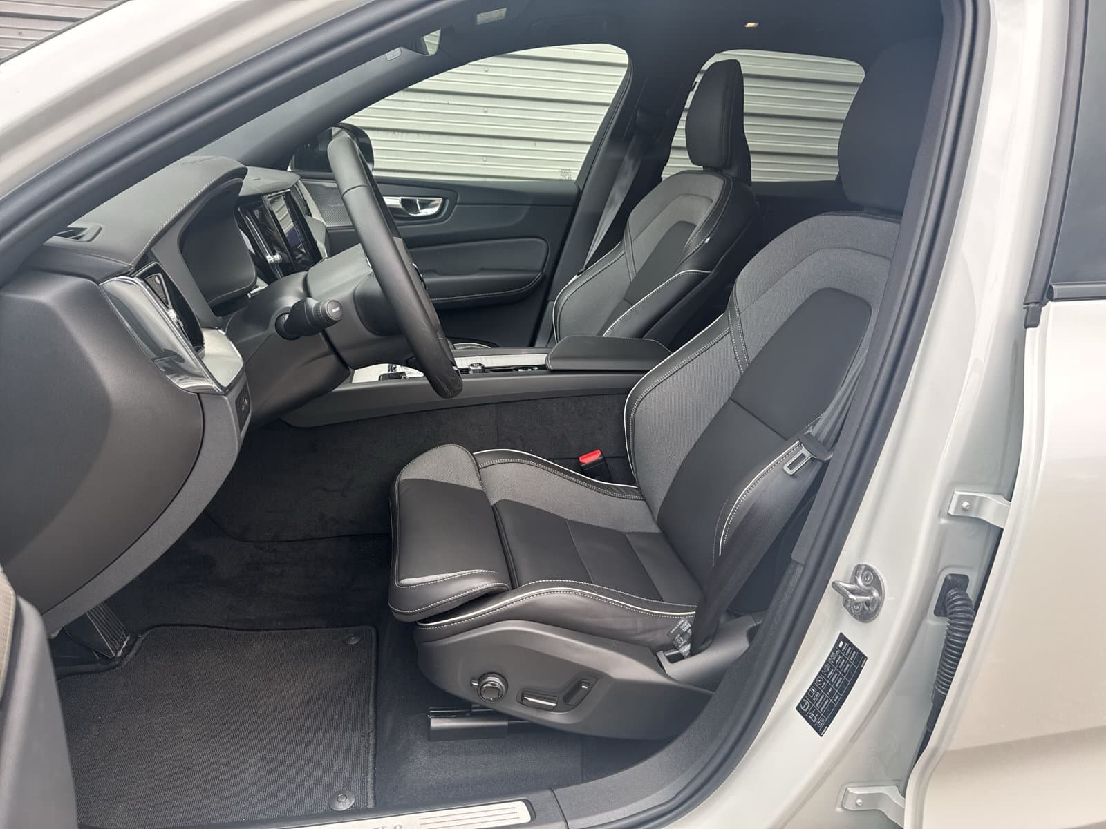 Volvo XC60 T6 350 PK Plug-in hybrid AWD Ultra Dark / 360 camera/ Luchtvering / Black Sheep pakket / thumbnail 9