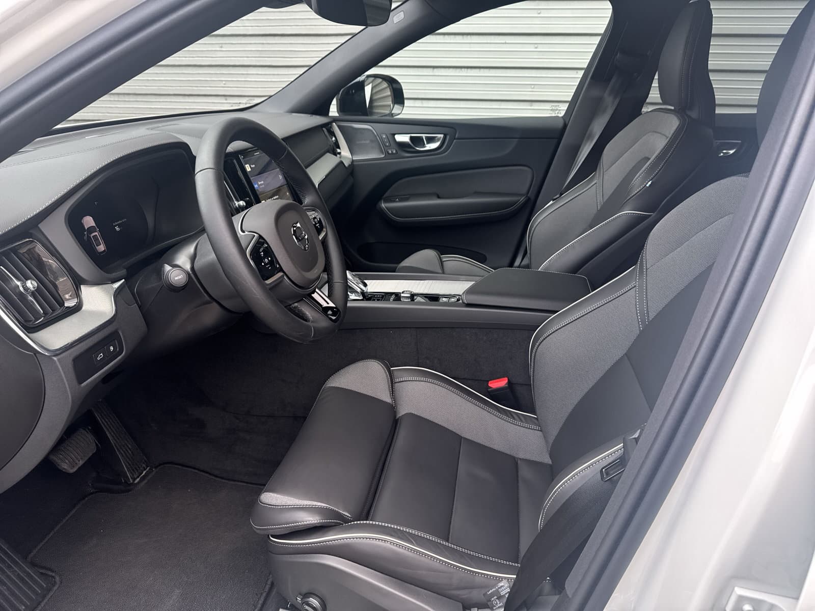 Volvo XC60 T6 350 PK Plug-in hybrid AWD Ultra Dark / 360 camera/ Luchtvering / Black Sheep pakket / thumbnail 10