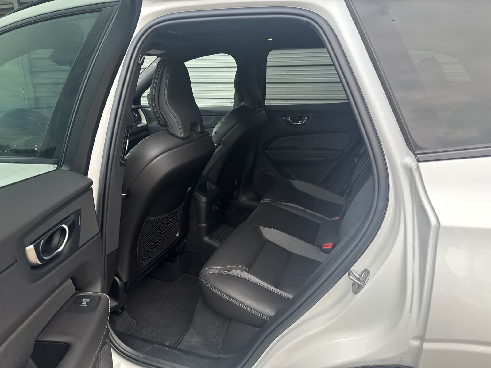 Volvo XC60 T6 350 PK Plug-in hybrid AWD Ultra Dark / 360 camera/ Luchtvering / Black Sheep pakket / thumbnail 12