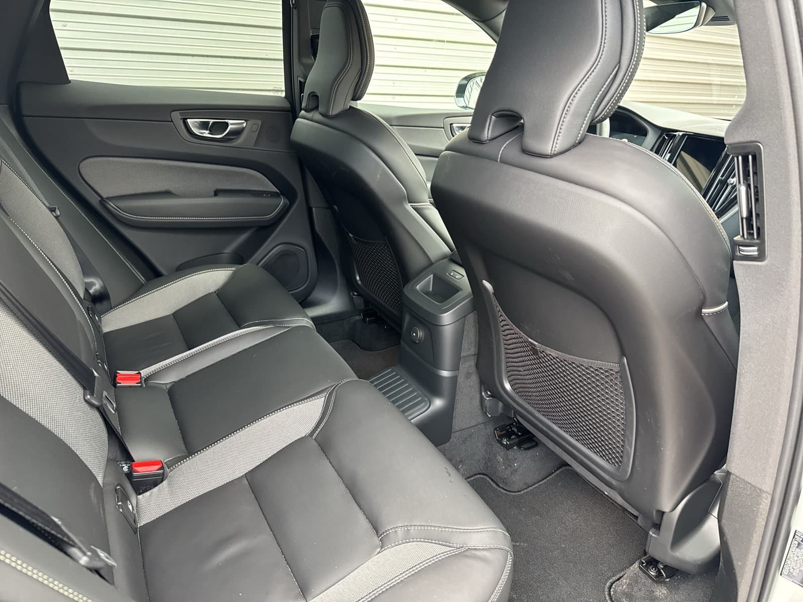 Volvo XC60 T6 350 PK Plug-in hybrid AWD Ultra Dark / 360 camera/ Luchtvering / Black Sheep pakket / thumbnail 13