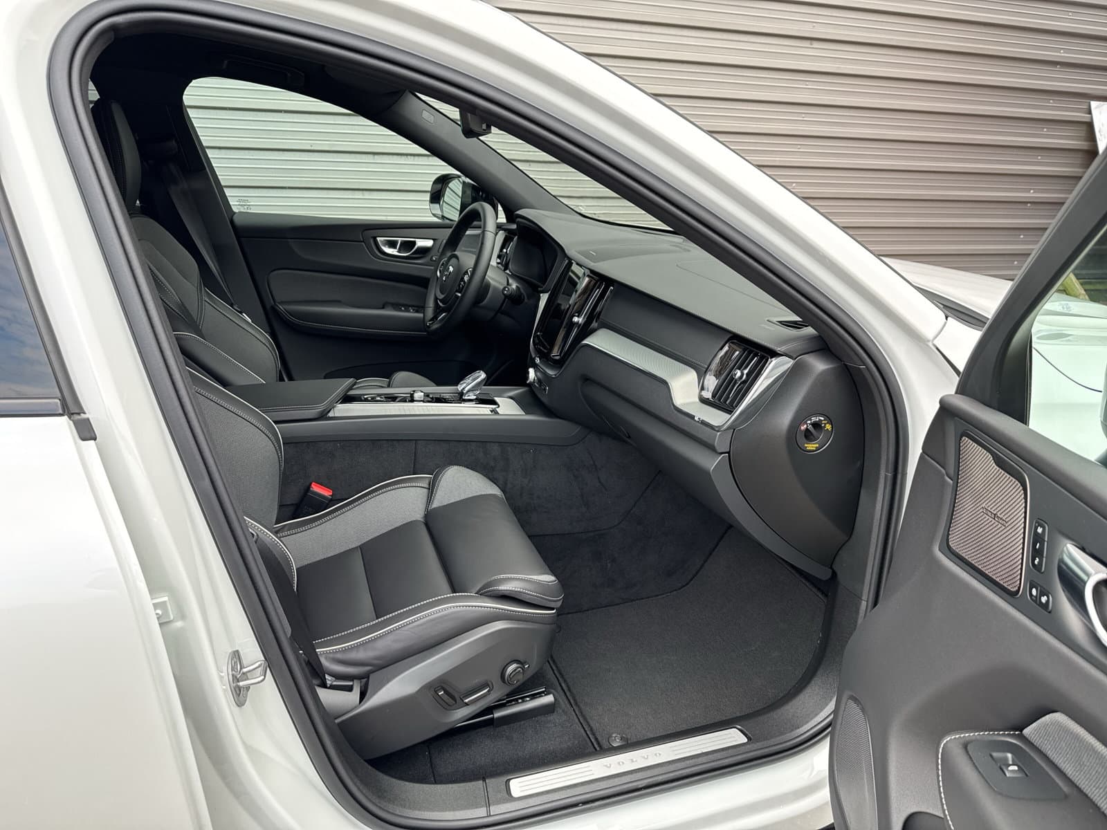 Volvo XC60 T6 350 PK Plug-in hybrid AWD Ultra Dark / 360 camera/ Luchtvering / Black Sheep pakket / thumbnail 14