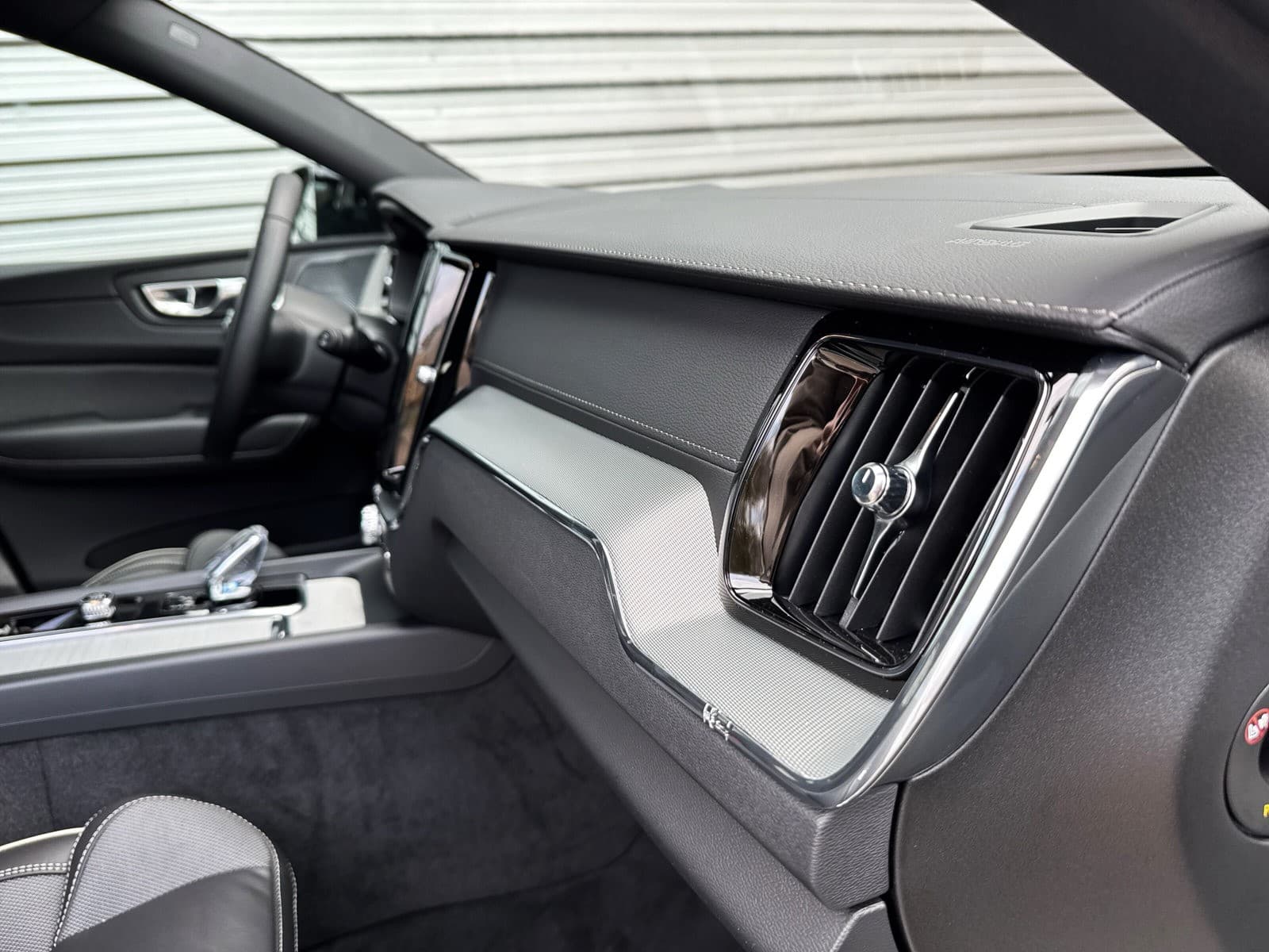 Volvo XC60 T6 350 PK Plug-in hybrid AWD Ultra Dark / 360 camera/ Luchtvering / Black Sheep pakket / thumbnail 15