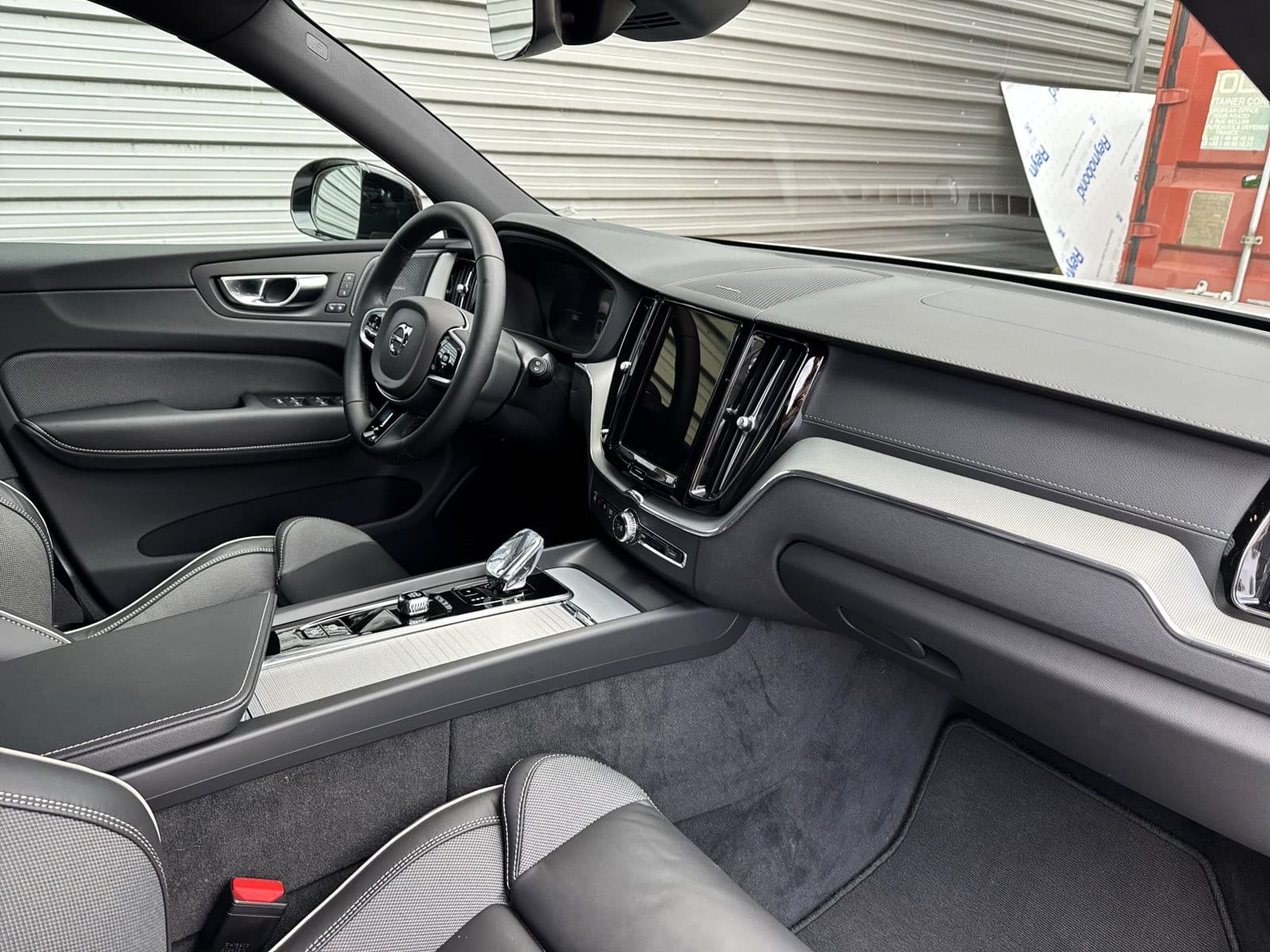 Volvo XC60 T6 350 PK Plug-in hybrid AWD Ultra Dark / 360 camera/ Luchtvering / Black Sheep pakket / thumbnail 17