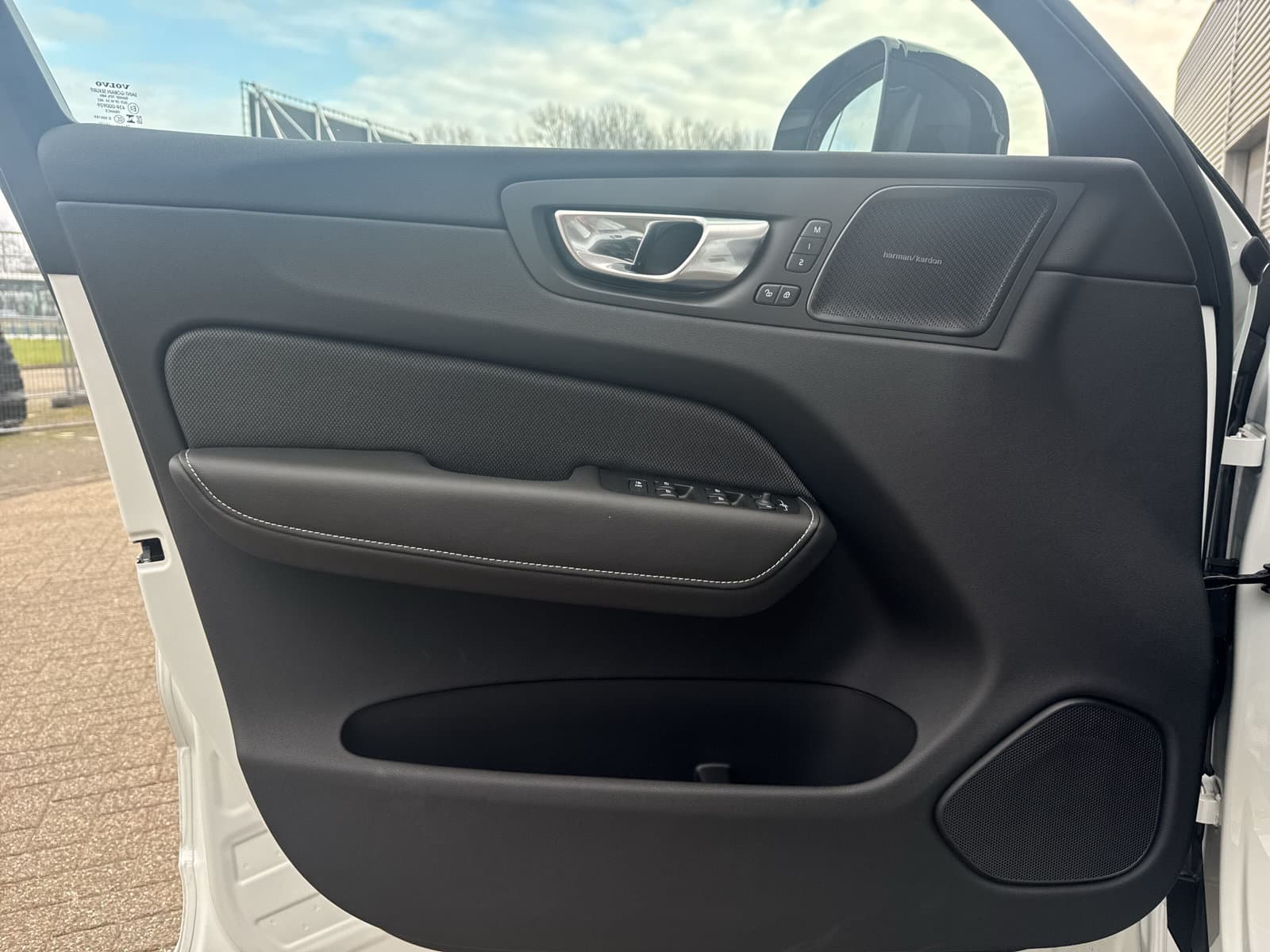 Volvo XC60 T6 350 PK Plug-in hybrid AWD Ultra Dark / 360 camera/ Luchtvering / Black Sheep pakket / thumbnail 18