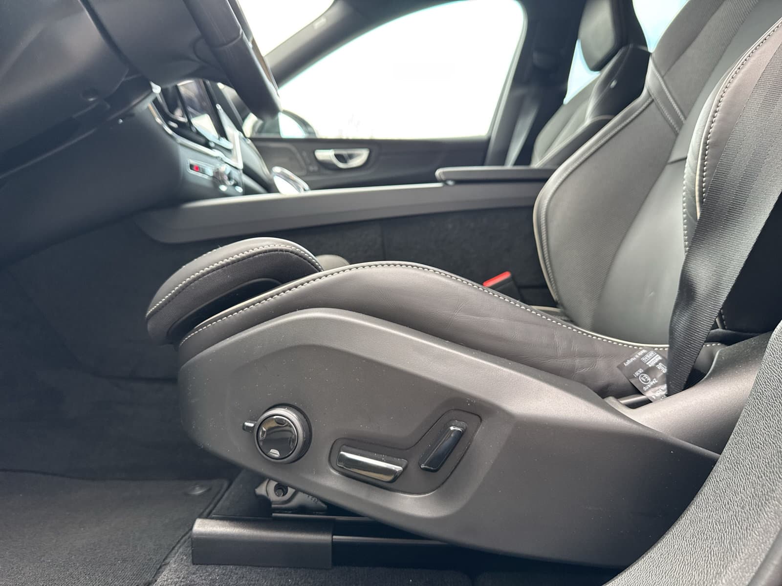 Volvo XC60 T6 350 PK Plug-in hybrid AWD Ultra Dark / 360 camera/ Luchtvering / Black Sheep pakket / thumbnail 25